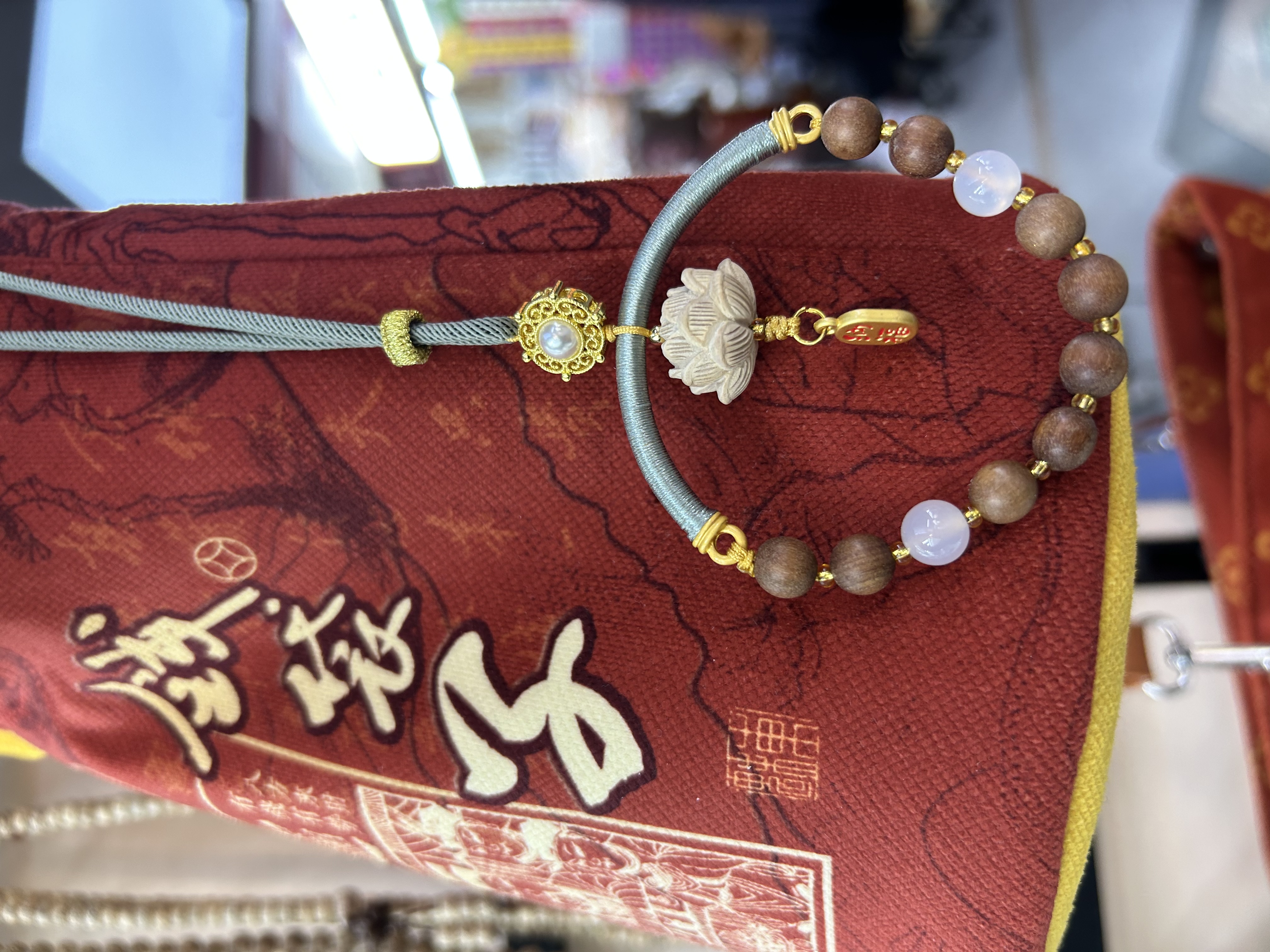Boxwood lotus pendants can be hung on bags, on carts or at home details Picture