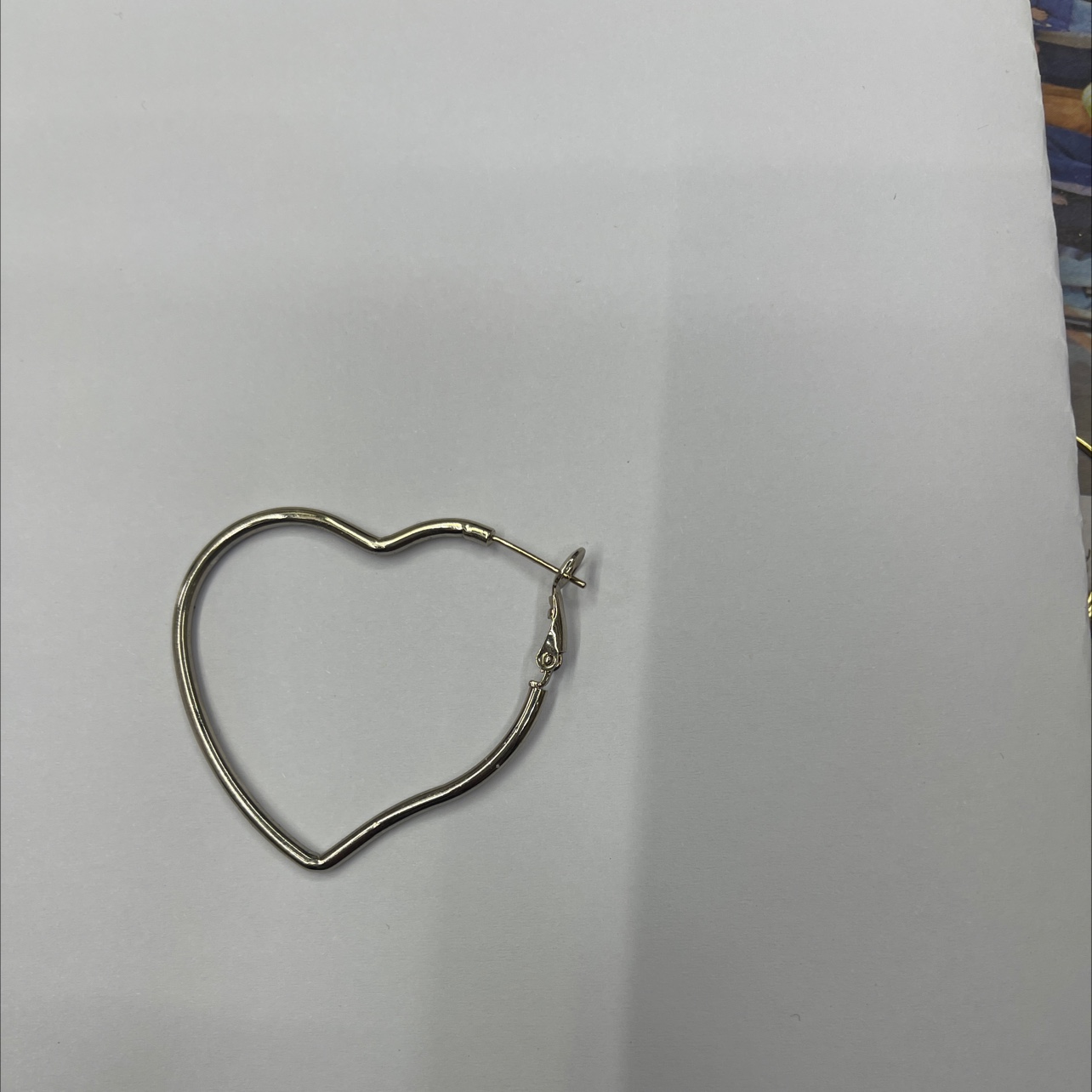 2.0 Round line heart-shaped earrings.