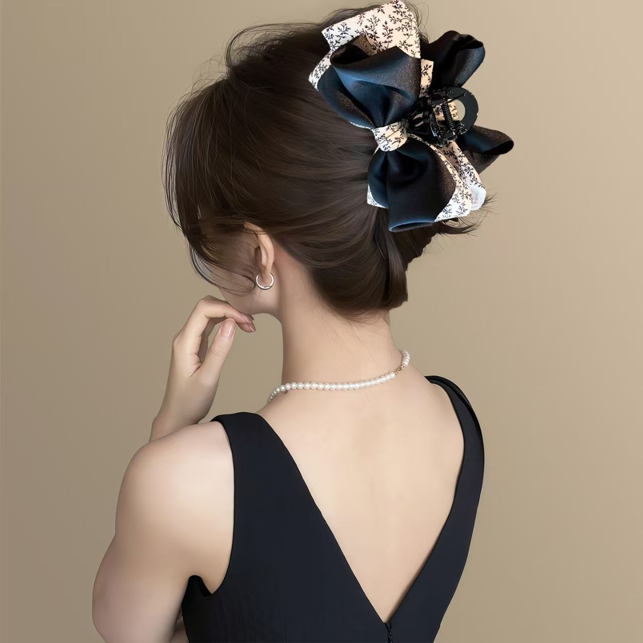 Retro Parisian high-end satin floral bow grabber 2025 new back plate shark clip ponytail clip Item Picture