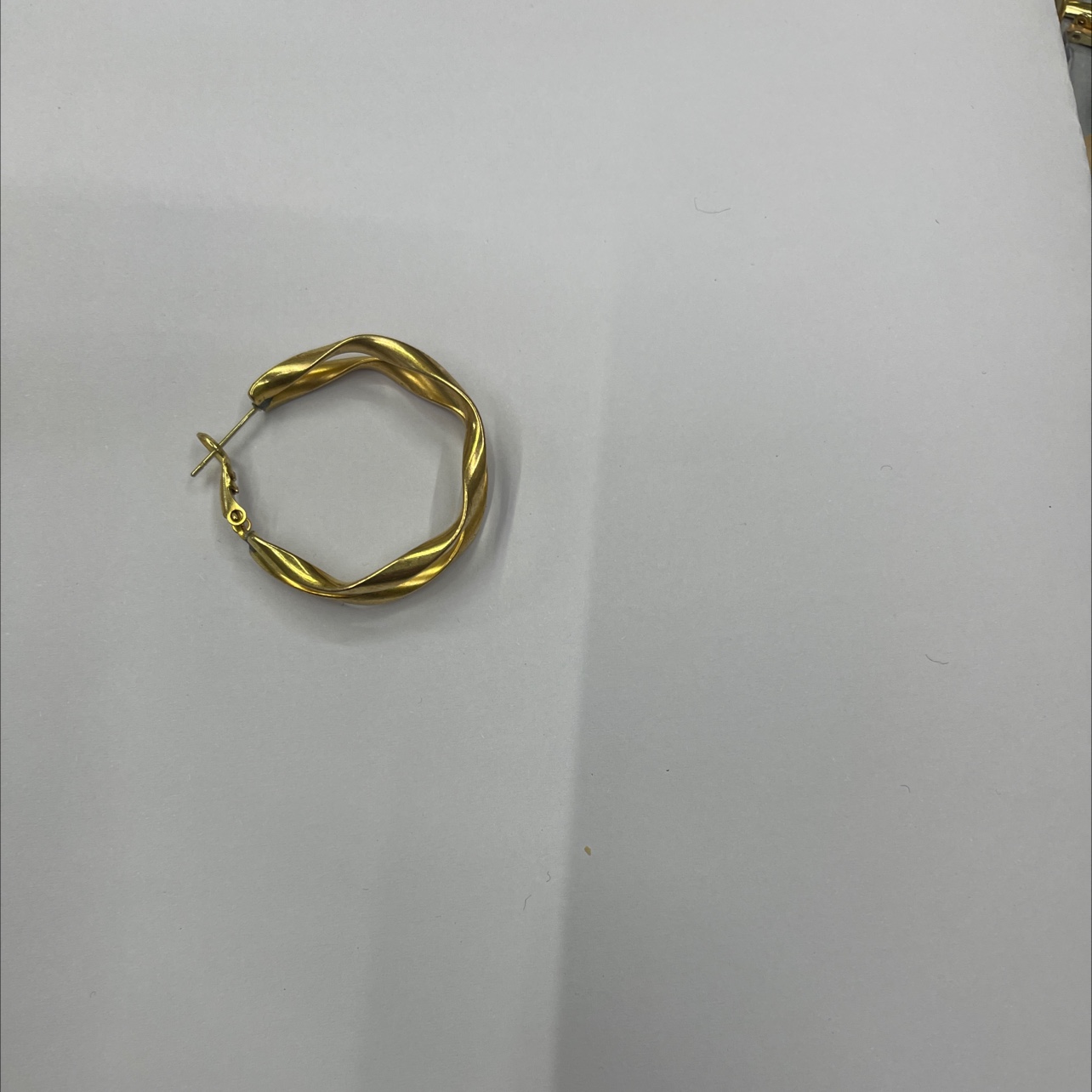 Double-arc earrings are a simple, elegant and versatile must-have