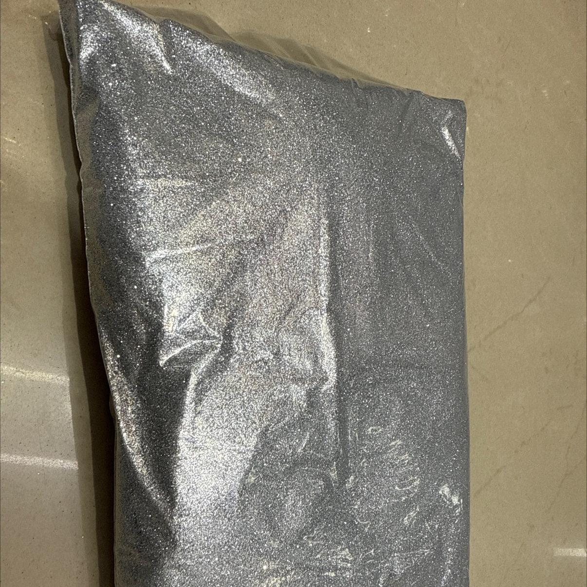 高银，单色高银，颜色亮，质量佳，颗粒细腻，规格均匀，用于花类、服装上效果极好。用量大用量广。细节图