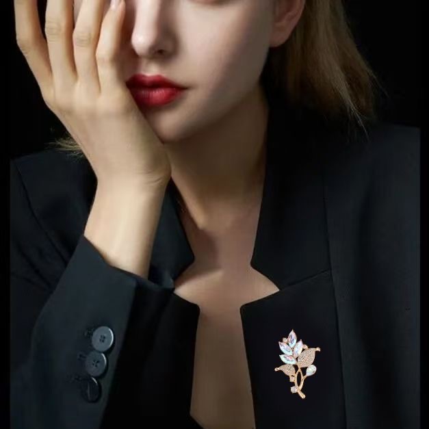 时尚女士水晶树叶胸服装装饰韩版收腰胸针配饰简约百搭