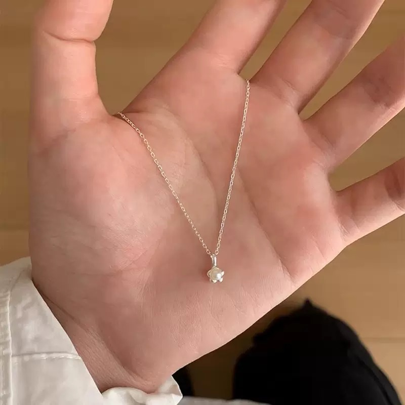 S925 sterling silver pearl necklace, a niche design for women, exudes a light luxury and high-end feel, does not fade, and is a simple collarbone chain accessory wholesale Application Scenario