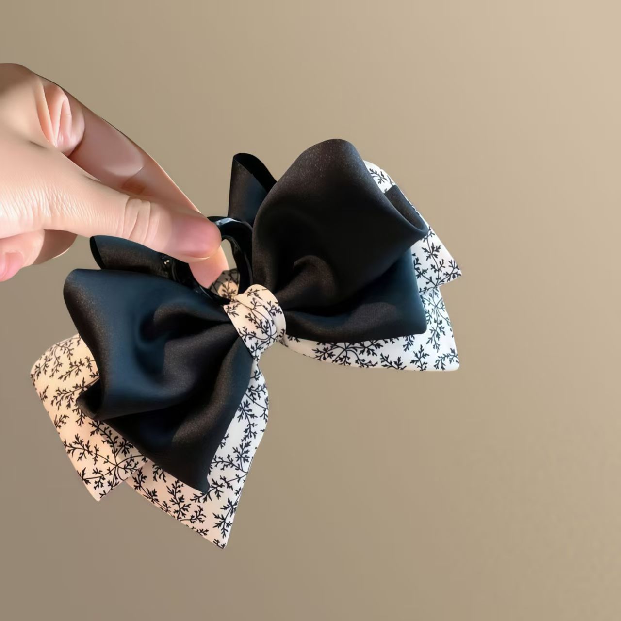 Retro Parisian high-end satin floral bow grabber 2025 new back plate shark clip ponytail clip Application Scenario