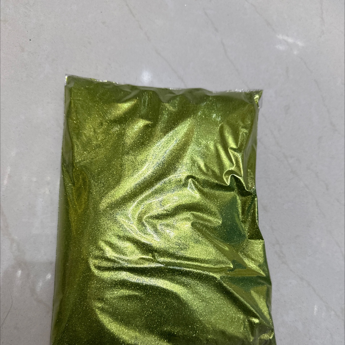 B601果绿，颜色鲜艳。多用于仿真花类、服装、鞋类等等。