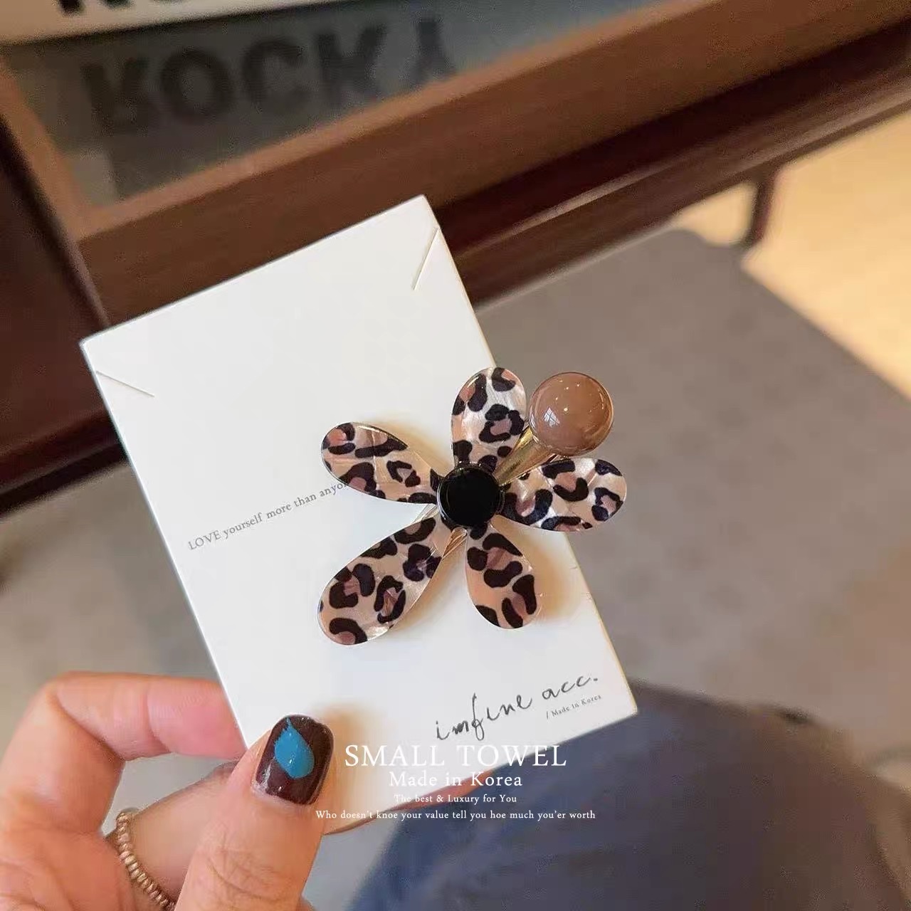 Imported high-end retro coffee-colored leopard print flower side clips, bangs, hair clips, hair accessories, children's hair clips, and duck bill clips from Dongdaemun, South Korea Application Scenario