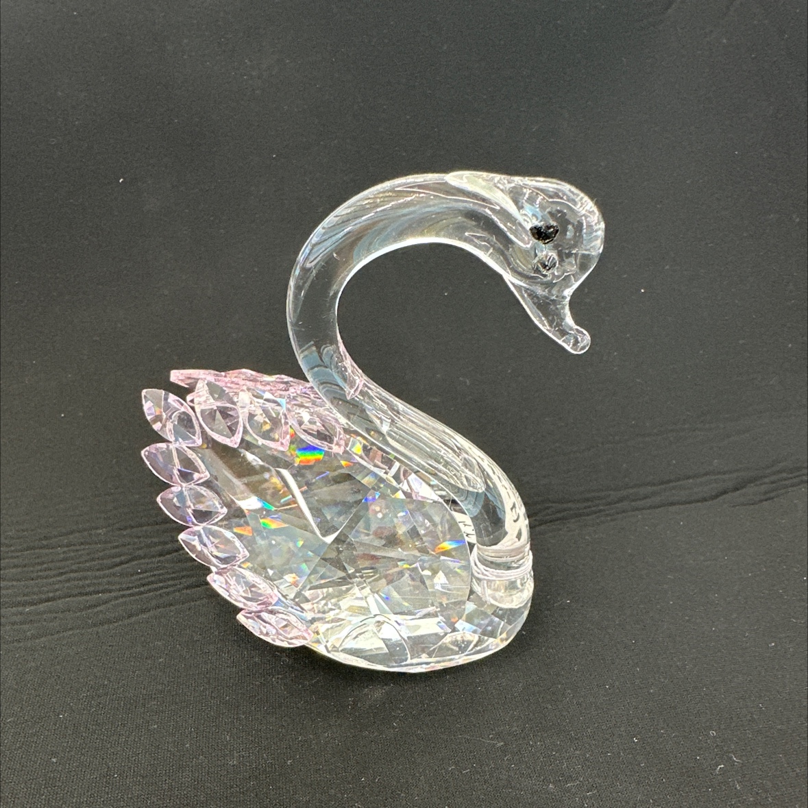 国际商贸城一期D区三楼二街7864店面 以斯帖水晶厂  水晶粉单天鹅 精心设计 款式搭配时尚大方漂亮 很有个性啊