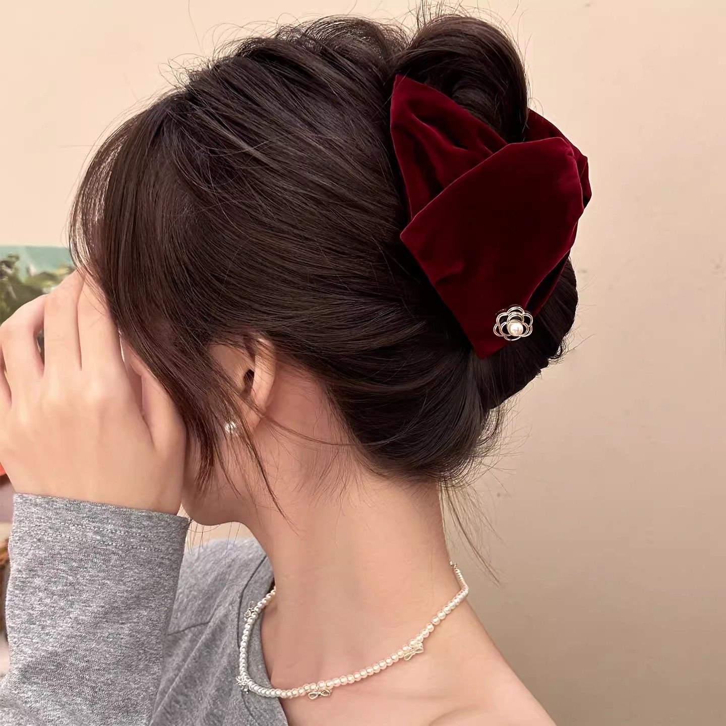 Camellia velvet clip, soft hair clip, hair accessory, hair bundle clip, hair accessory, hairstyle accessory, women's fashionable and versatile hair clip, New Year red hair clip Application Scenario
