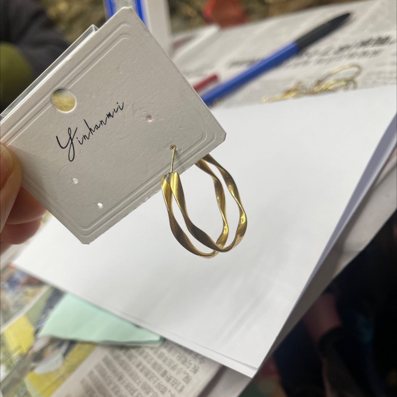 Double-arc earrings are a simple, elegant and versatile must-have details Picture