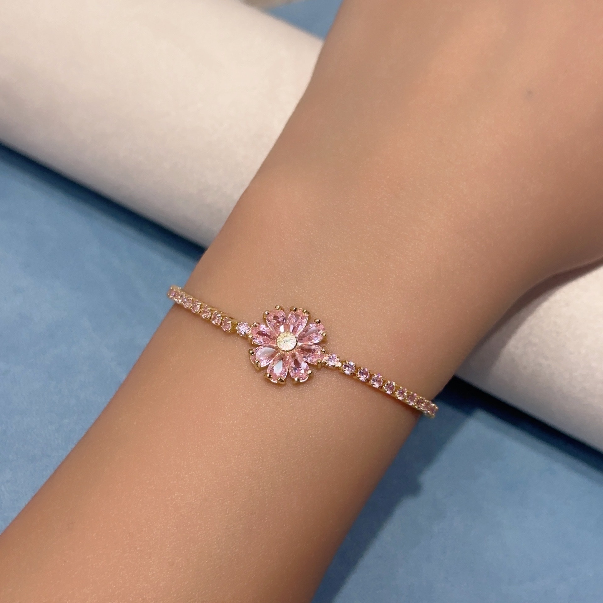 甜酷风小众锆石爱心蝴蝶结手链轻奢甜美花朵蝴蝶设计新款手环批发 手链锆石手链细节图