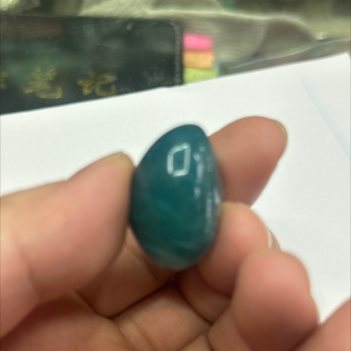 25×28mm acrylic beads, heart-shaped, with green holes Specification image