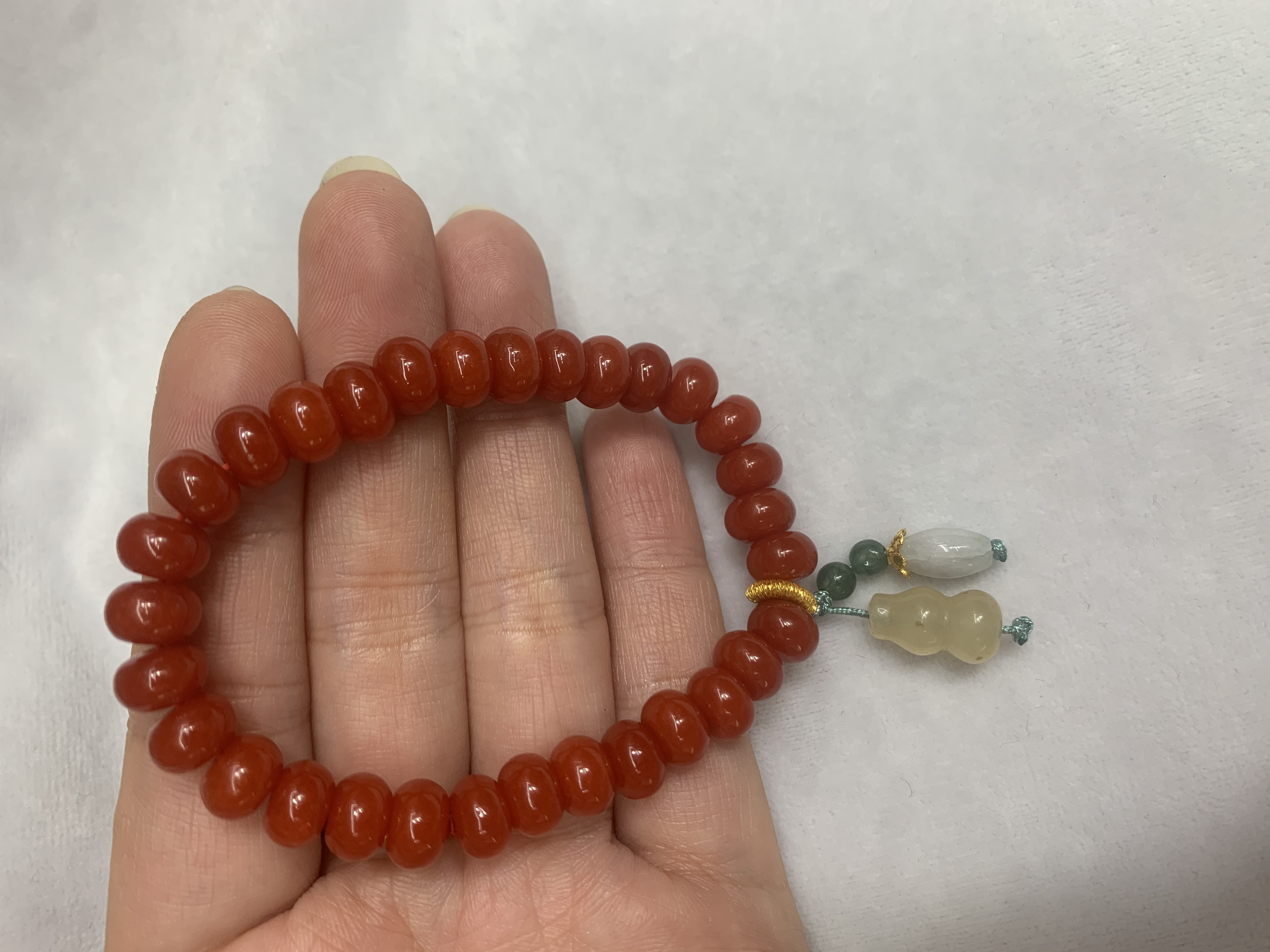 Agate bracelet, a fashionable jewelry accessory, a simple and elegant women's design, a versatile accessory, a gift bracelet Application Scenario