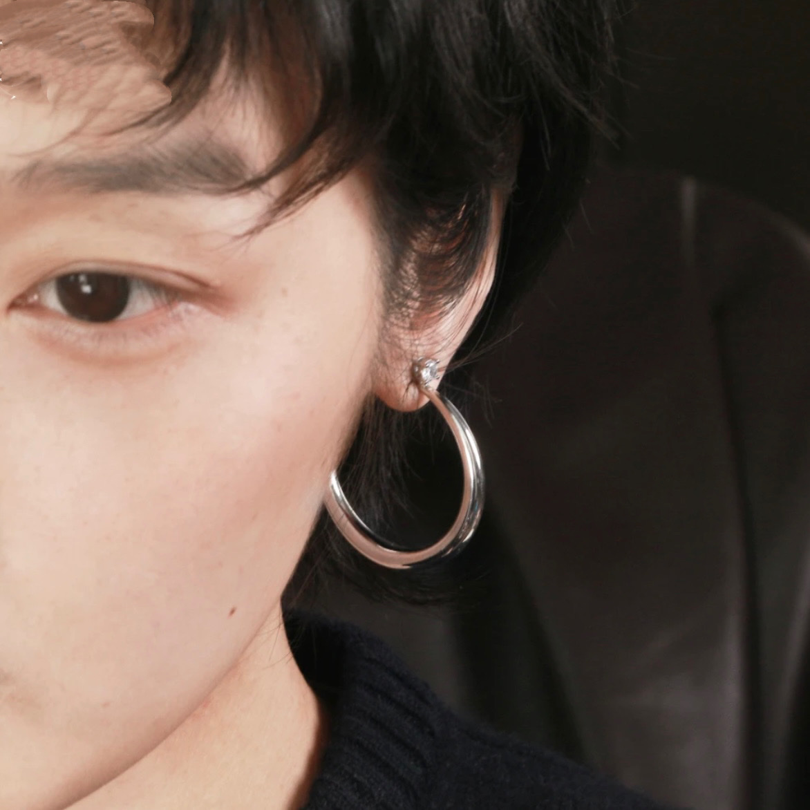 The 2025 new copper alloy earrings exude a sense of high-end and individuality. The plain hoop earrings are elegant and stylish. The two pairs are exaggerated and high-end stud earrings detail image 2