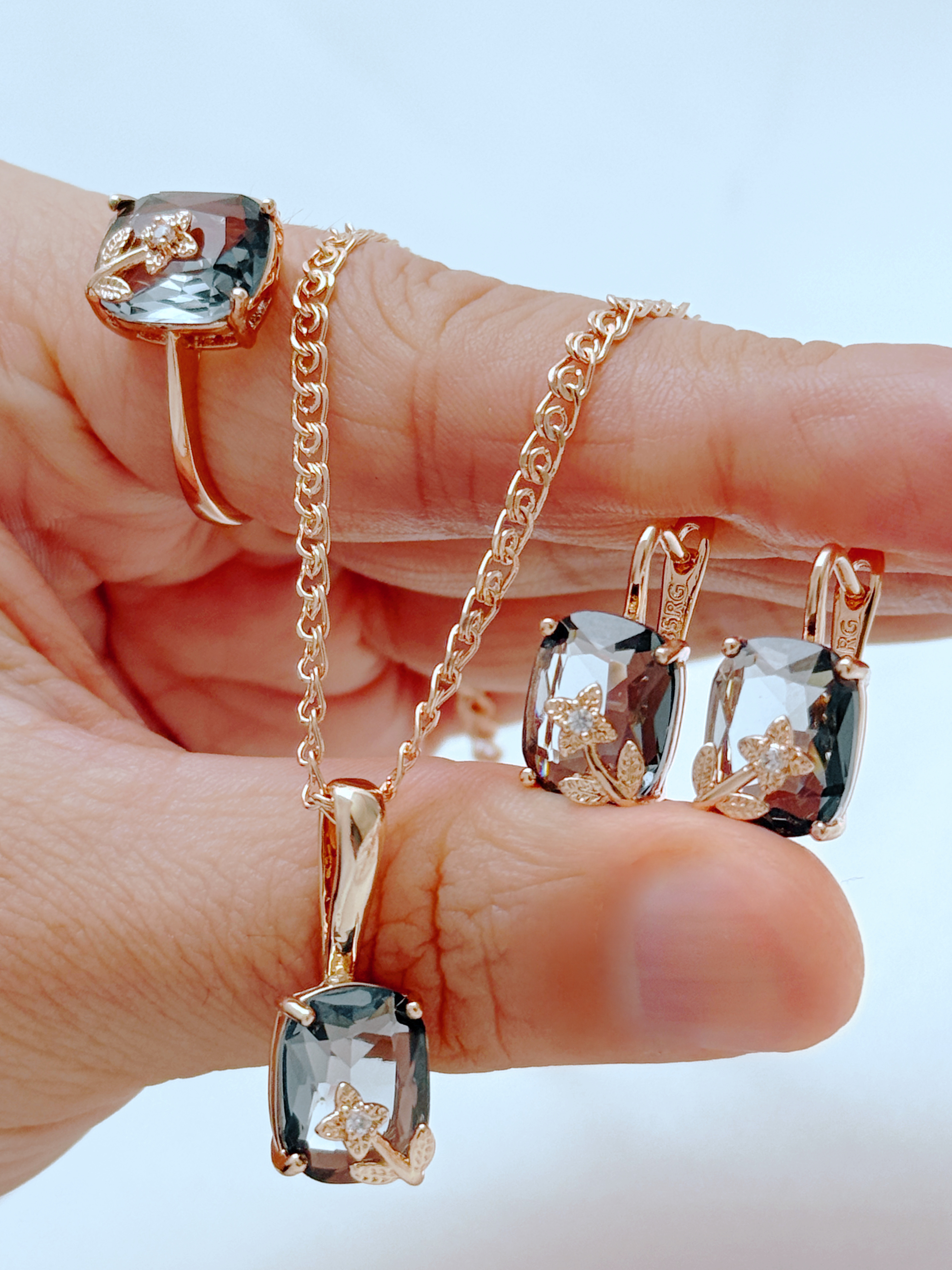 Gulkina紫金戒指耳环项链紫水晶饰品套装585保色电镀东欧贸易
时尚珠宝套装戒指耳环项链锆石首饰饰品产品图