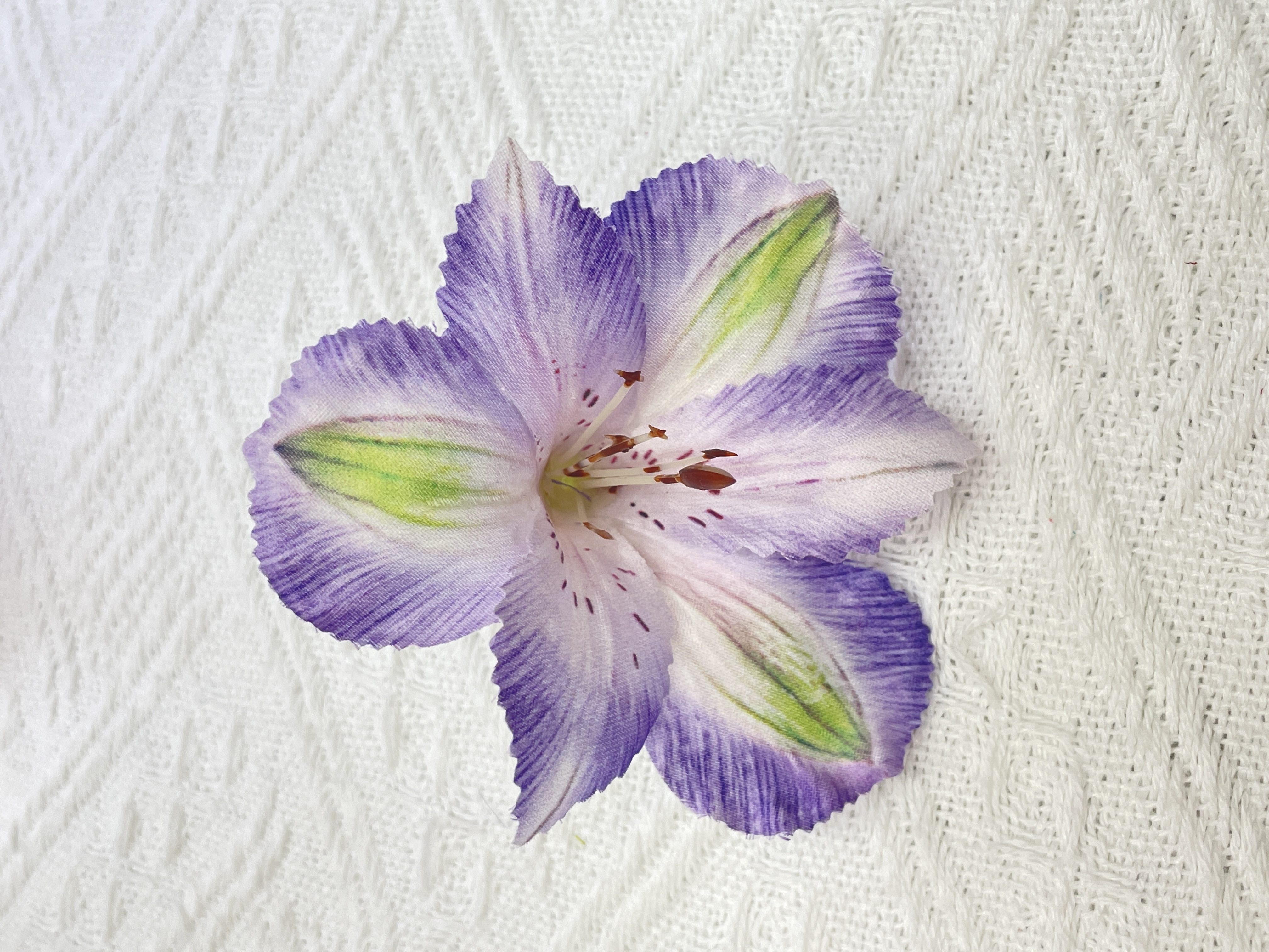 Hot-selling artificial flowers, fake flowers, 3D daffodils, lilies, head flowers, hat flowers, shoe flowers detail image 2
