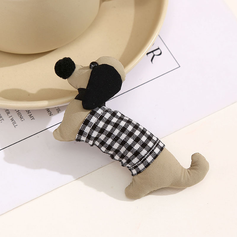 Wholesale of Korean cartoon fabric Dachshund brooches, children's handcrafted accessories, clothes, autumn and winter bag accessories Specification image