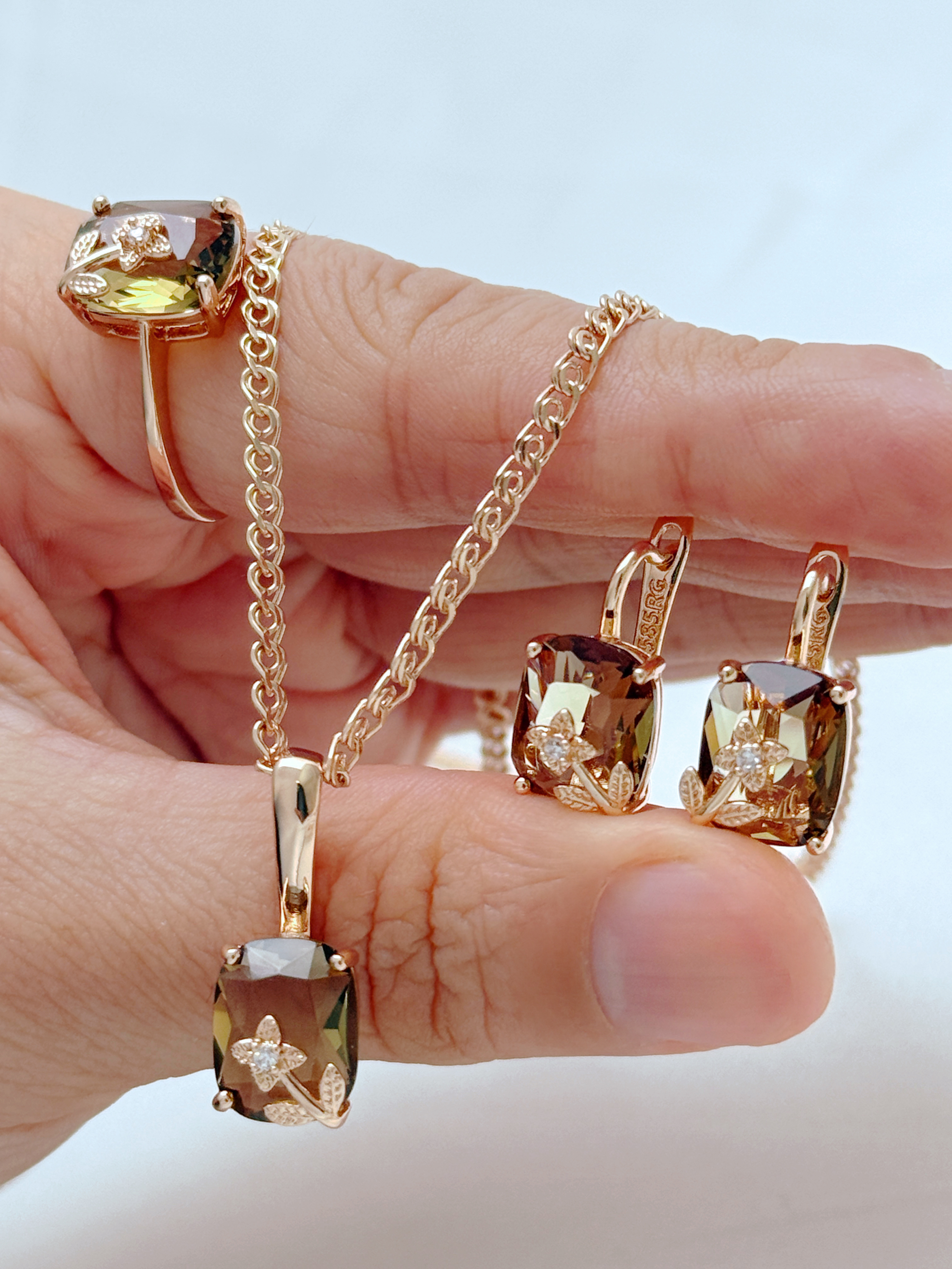 Gulkina紫金戒指耳环项链紫水晶饰品套装585保色电镀东欧贸易
时尚珠宝套装戒指耳环项链锆石首饰饰品细节图