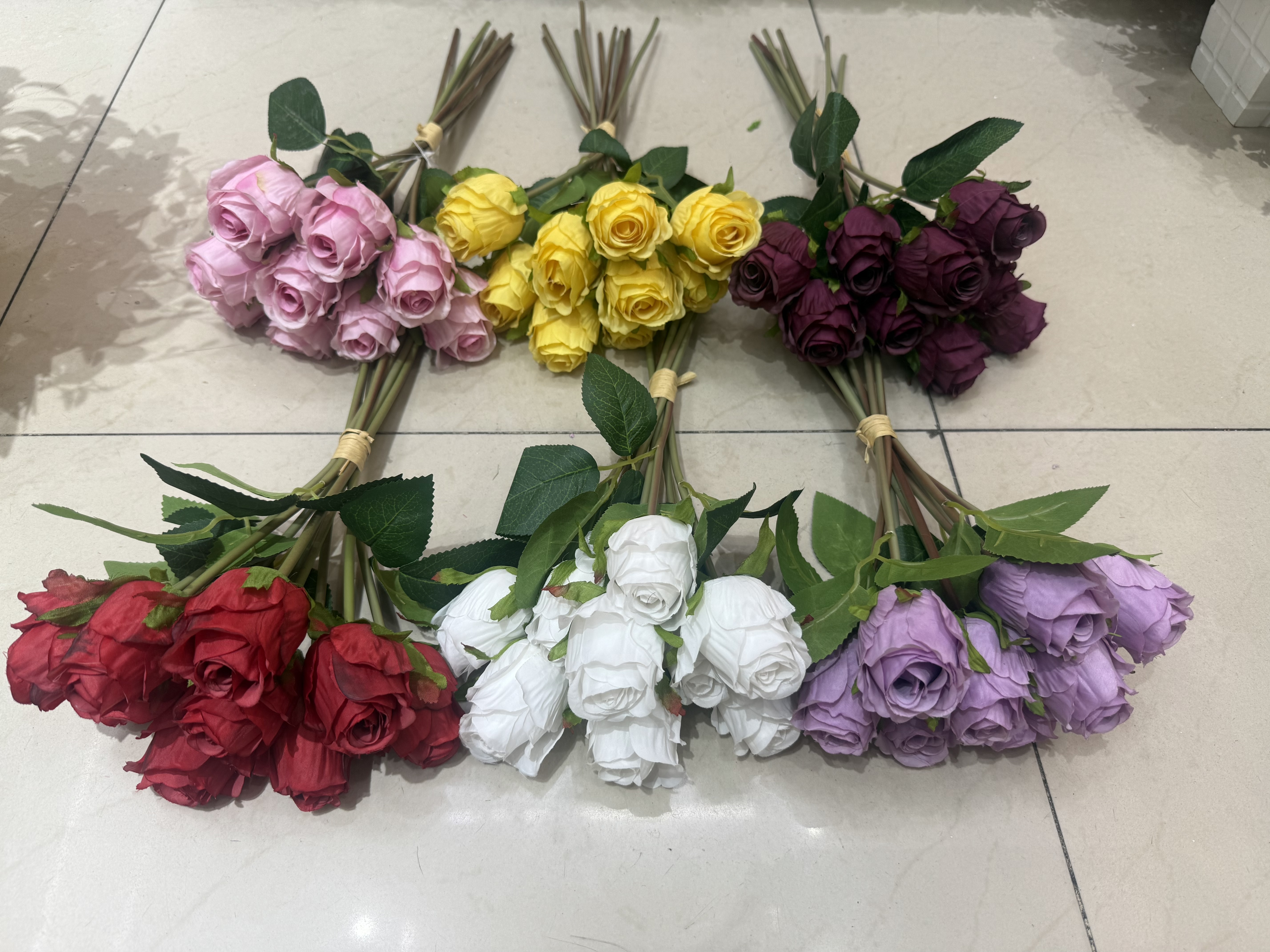 广东嘉盈花艺仿真花，仿真手捧玫瑰花，颜色鲜艳漂亮，颜色多，有10个颜色可选，一箱300支，可供室内外装饰