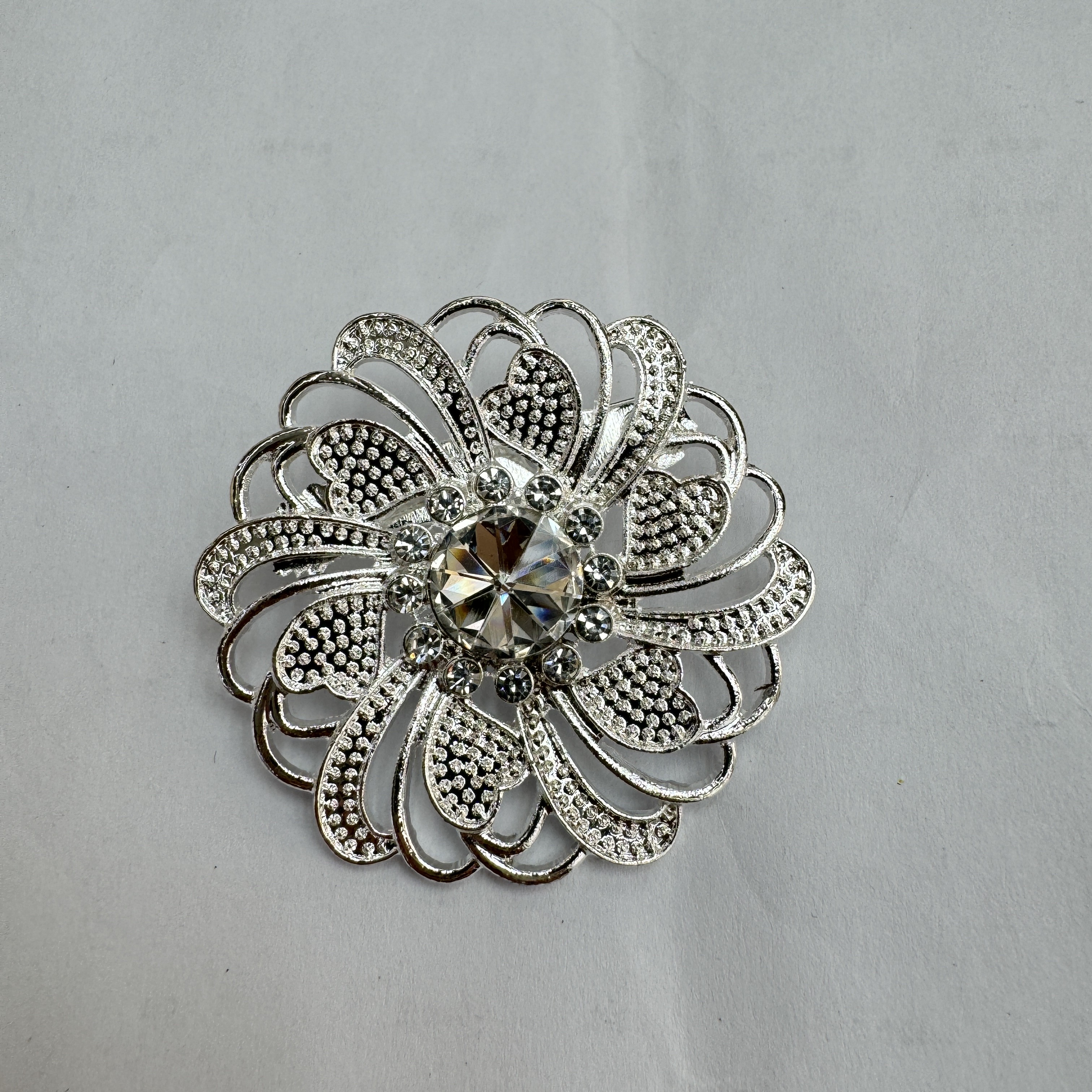 爆款镀银圆胸针热销大衣，西装配饰胸饰