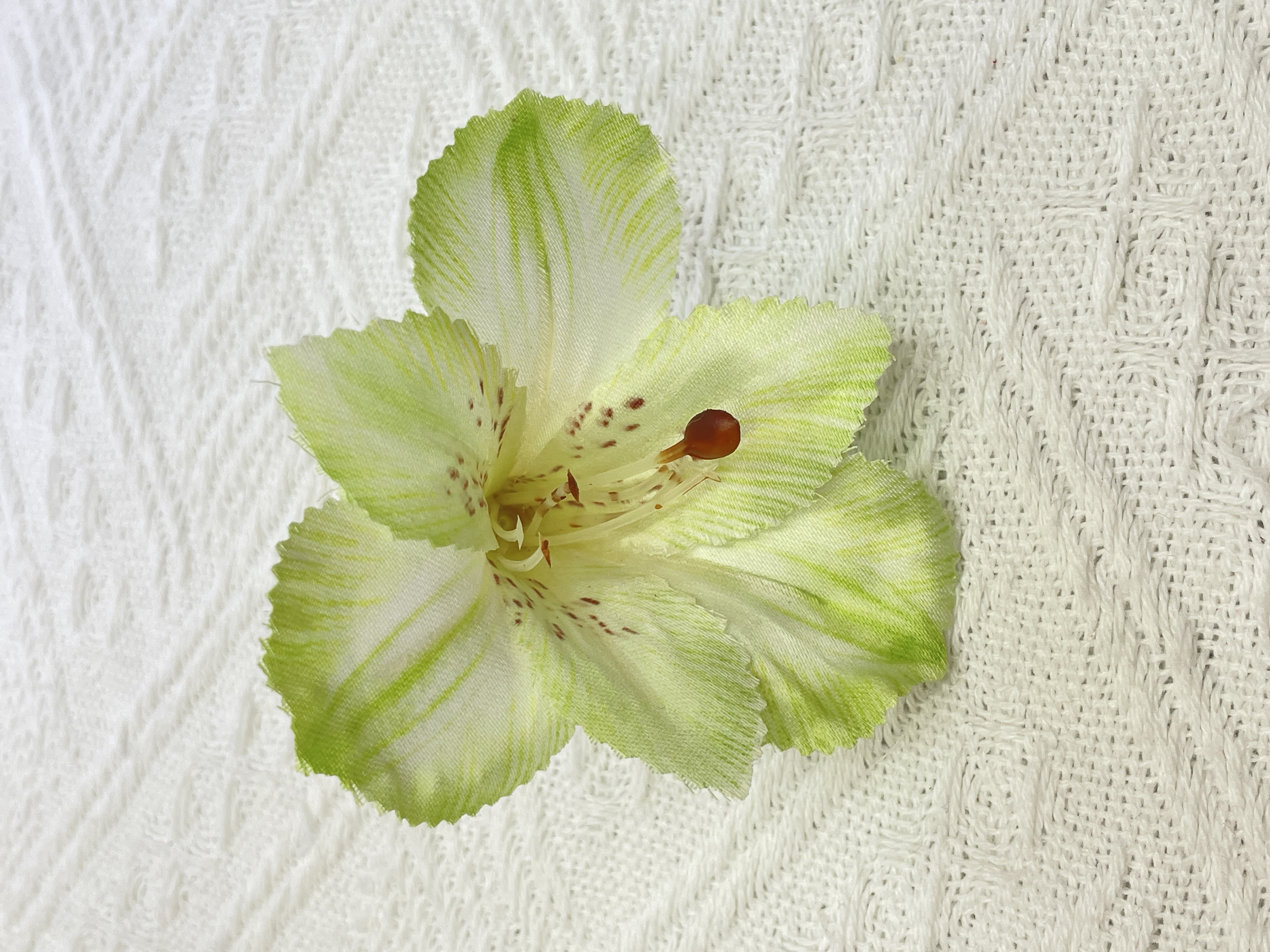 Hot-selling artificial flowers, fake flowers, 3D daffodils, lilies, head flowers, hat flowers, shoe flowers Item Picture