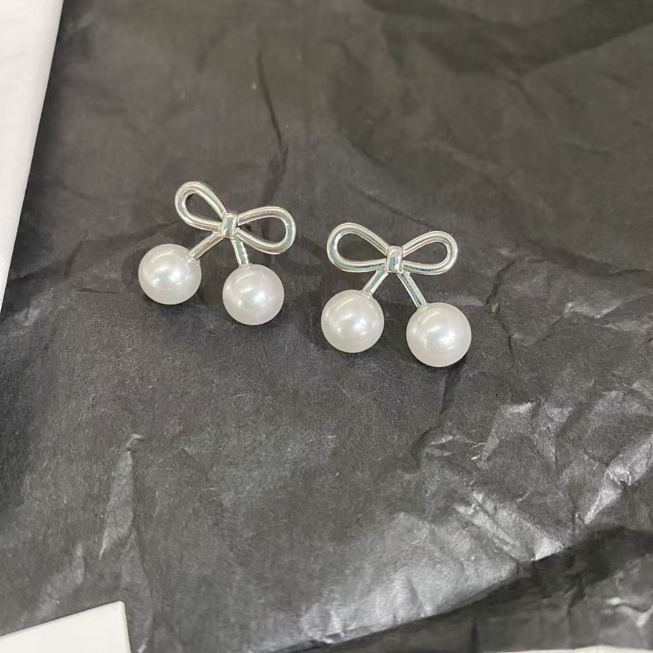富丽达铜耳饰饰品蝴蝶结仿珍珠耳环甜美百搭休闲气质高高级感满满耳钉白底实物图