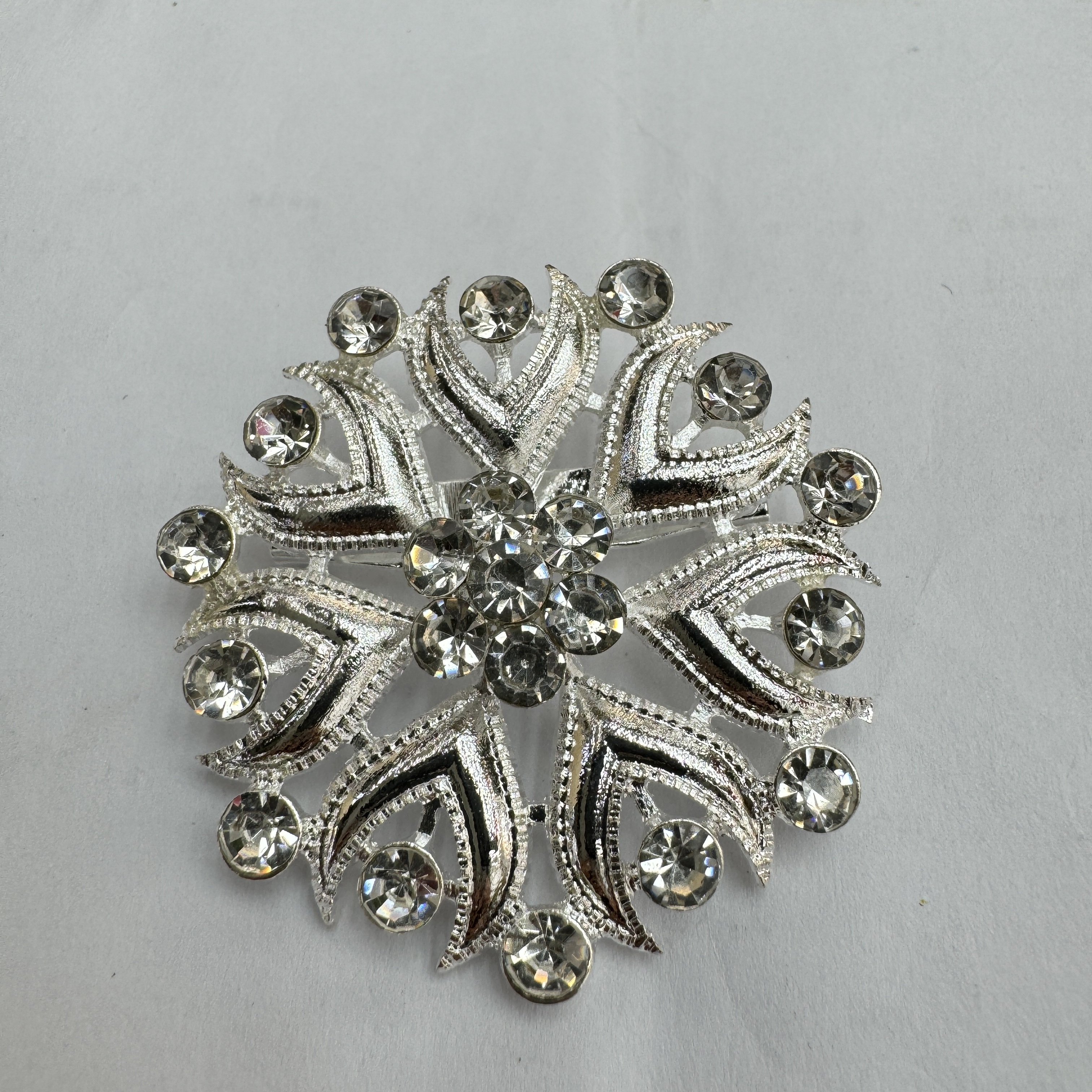 热销爆款镀银圆胸针，水钻西装配饰，胸饰