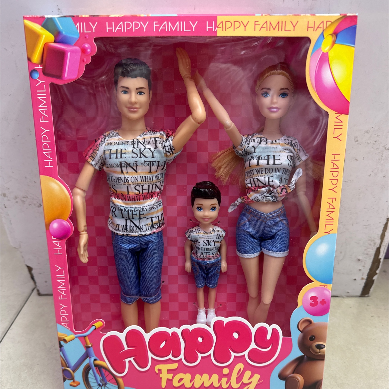 一家三口盒装亲子装。2个大娃娃身体关节可以活动。小娃娃实心。芭比娃娃玩具