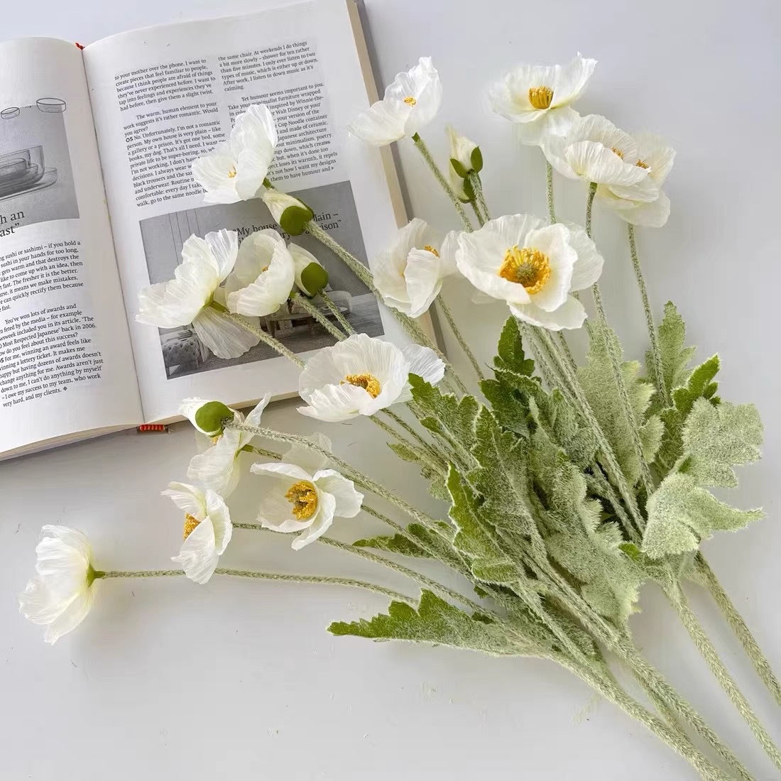 Four artificial flowers, a plush decorative flower by Yu Meiren, are placed on the living room table as wedding photography props Specification image