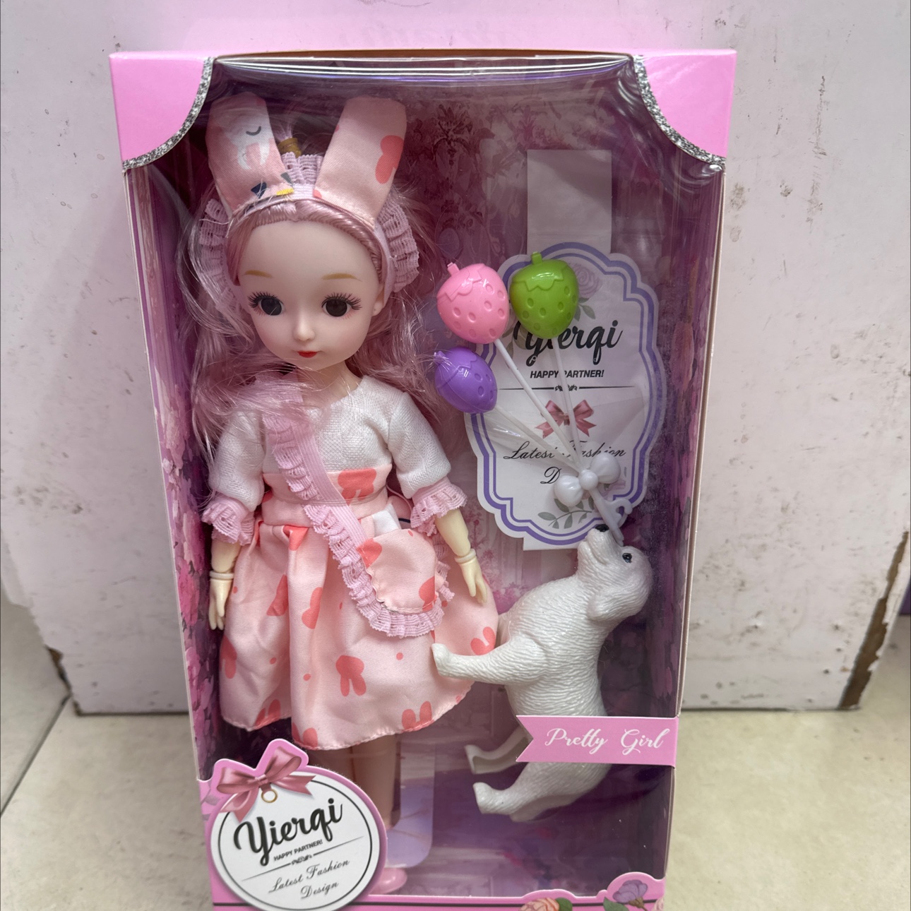 盒装娃娃。关节可以活动芭比娃娃玩具