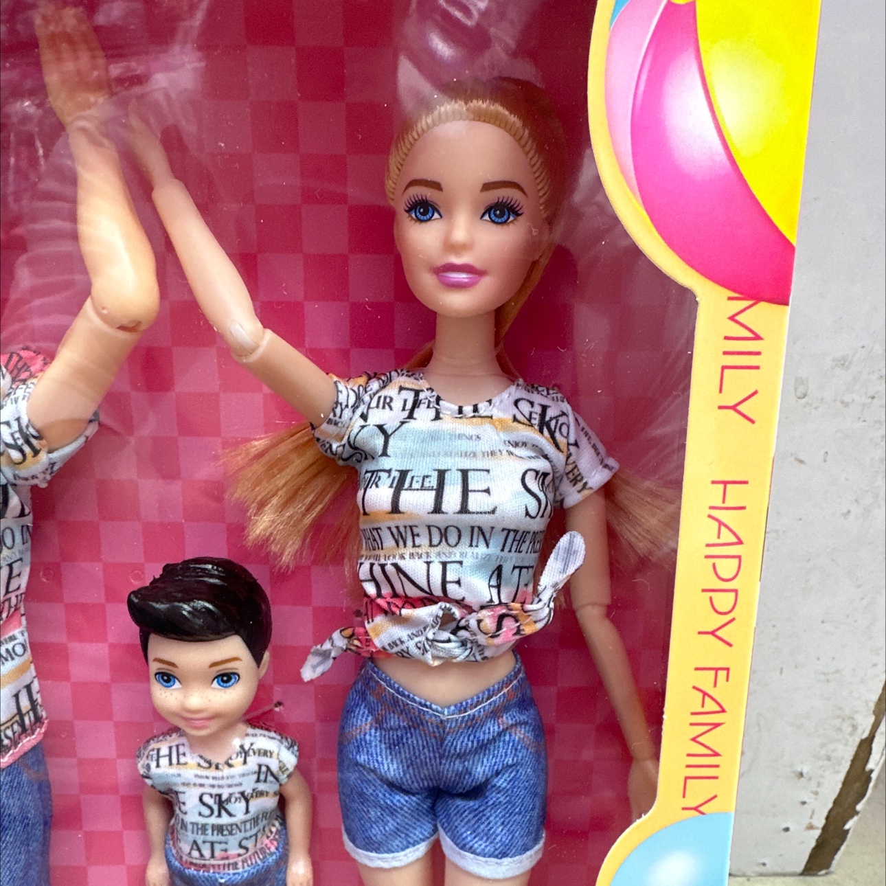 一家三口盒装亲子装。2个大娃娃身体关节可以活动。小娃娃实心。芭比娃娃玩具产品图