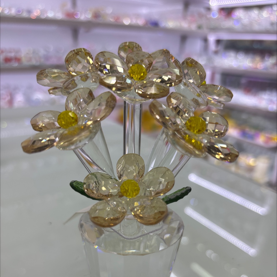 ：是一种用晶莹透亮的树脂制成的人造花，无毒无味，能长久保存。它起源于美国，后经日本传入中国。水晶花以鲜切花为摹本，通过金