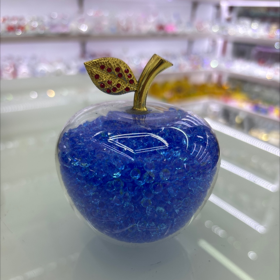 水晶苹果工艺品：是以水晶、玻璃或其他透明材质制成的苹果形状饰品或摆件。在日剧《恋爱世纪》中，水晶苹果作为信物出现，之后便
