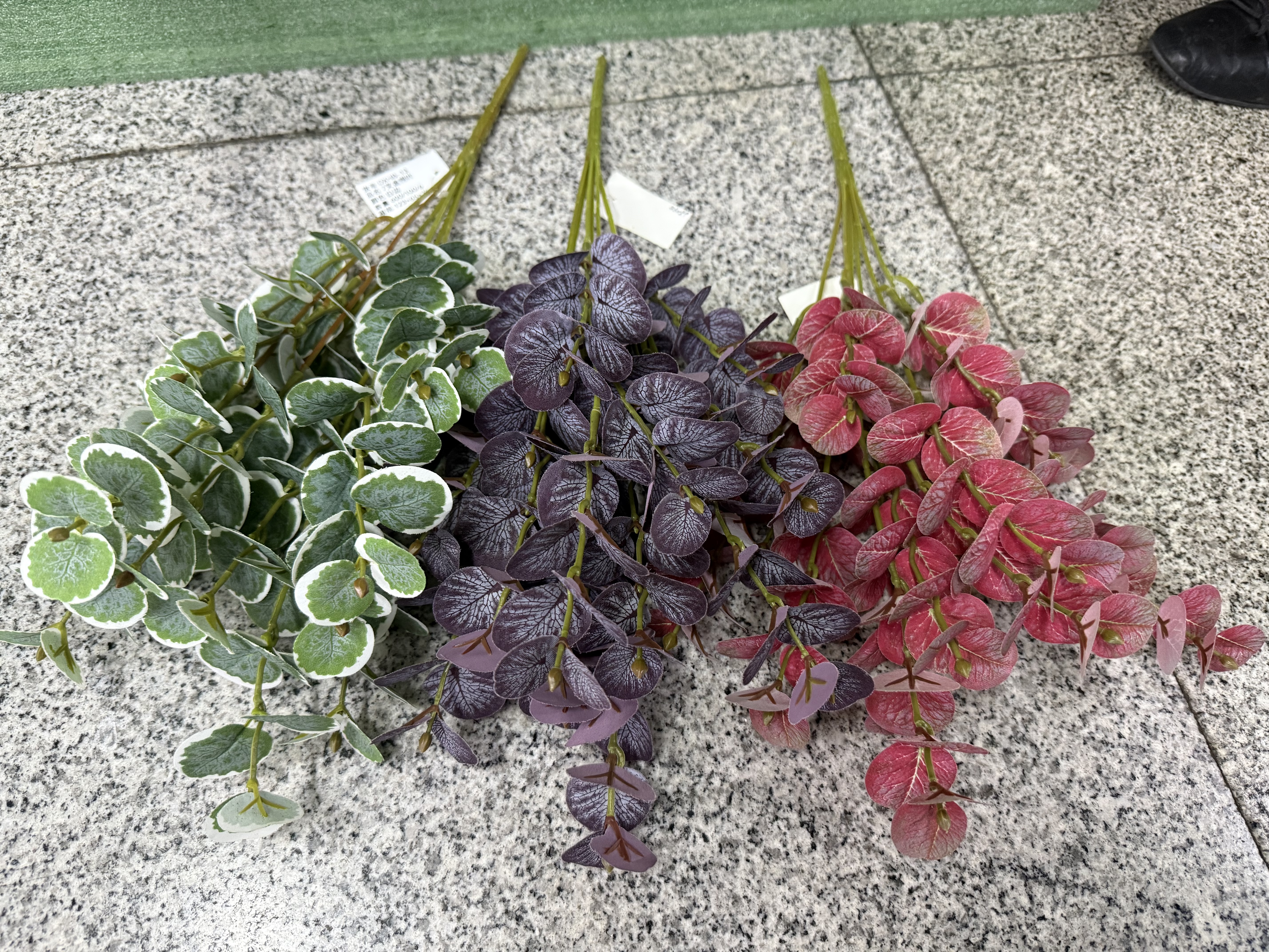 广东嘉盈花艺仿真花，仿真优加利叶子，颜色鲜艳漂亮，颜色多，有10个颜色可选，一箱600支，可供室内外装饰