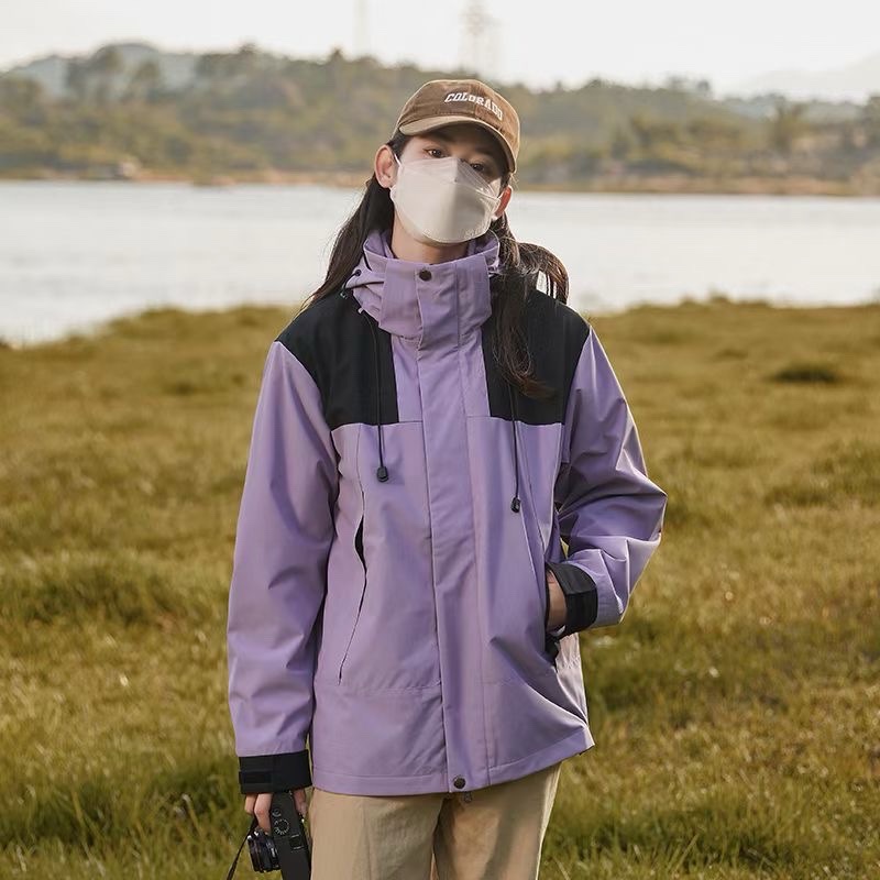 Outdoor men's three-in-one soft shell down jacket, hooded, windproof, waterproof, multi-functional mountaineering suit, sports jacket, down jacket Application Scenario