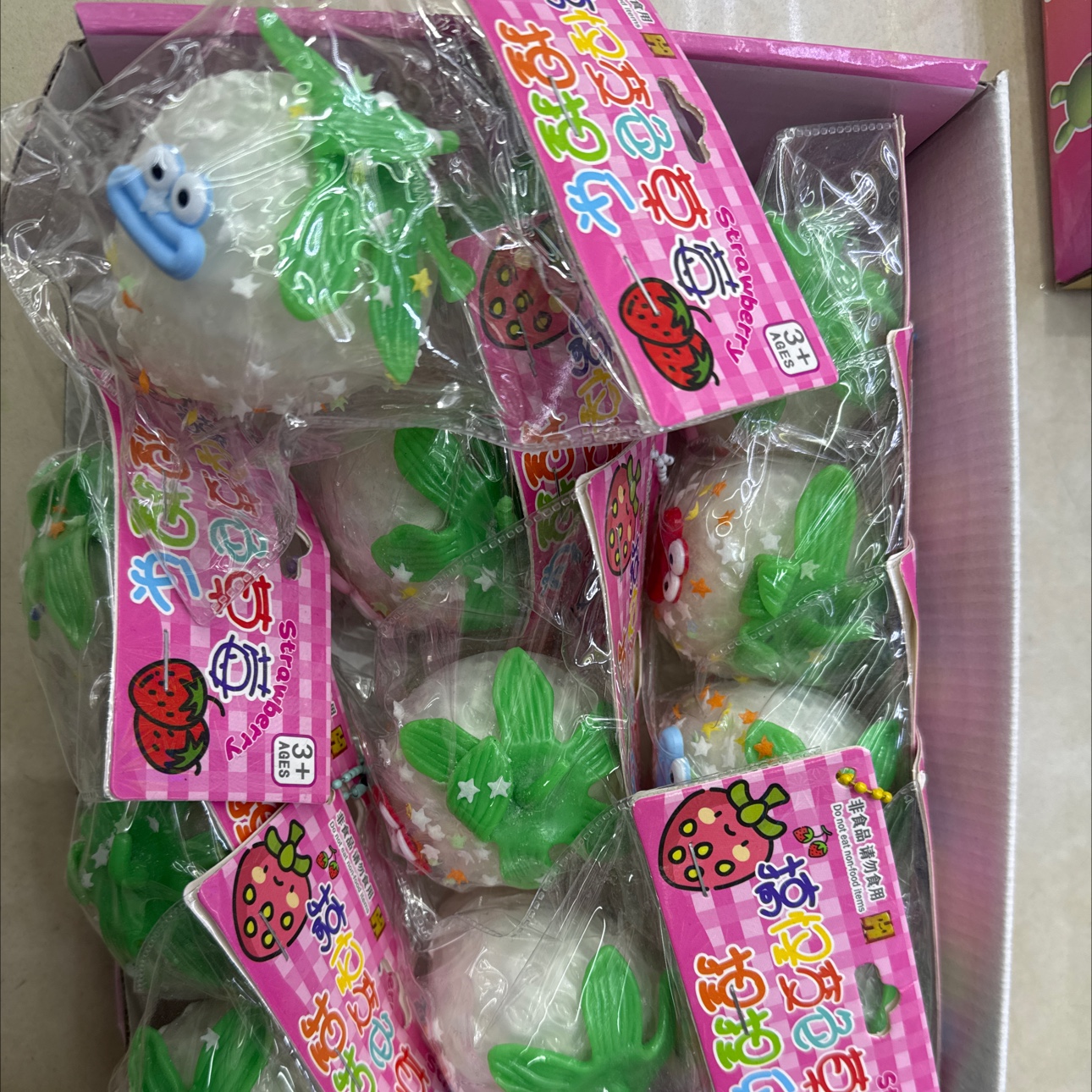 变色卡头表情草莓捏捏乐，货号GB6675