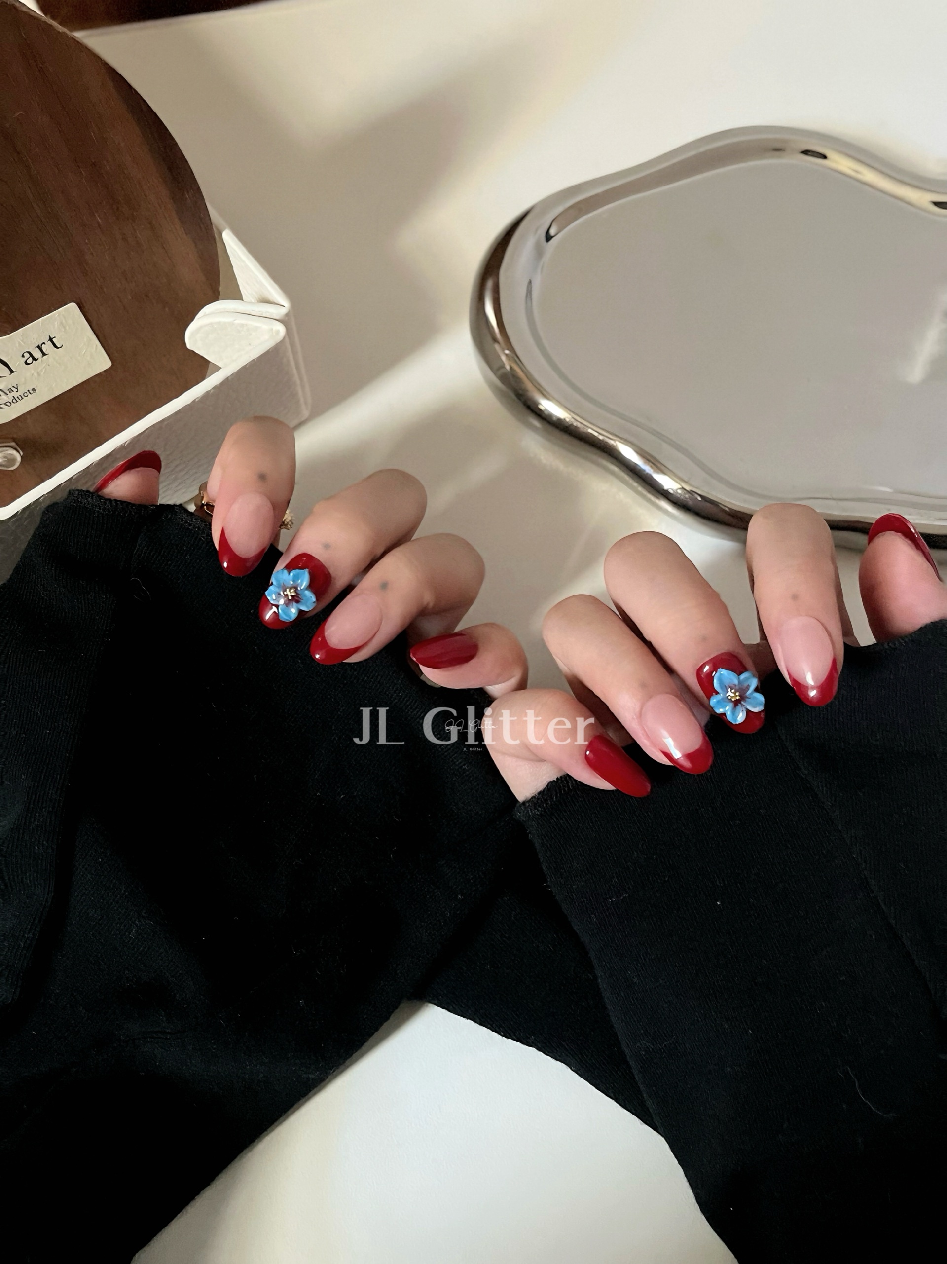 JL Glitter Hot Girl's pure handcrafted armor features red French carvings that accentuate white nail art, a sweet and cool retro outfit Specification image