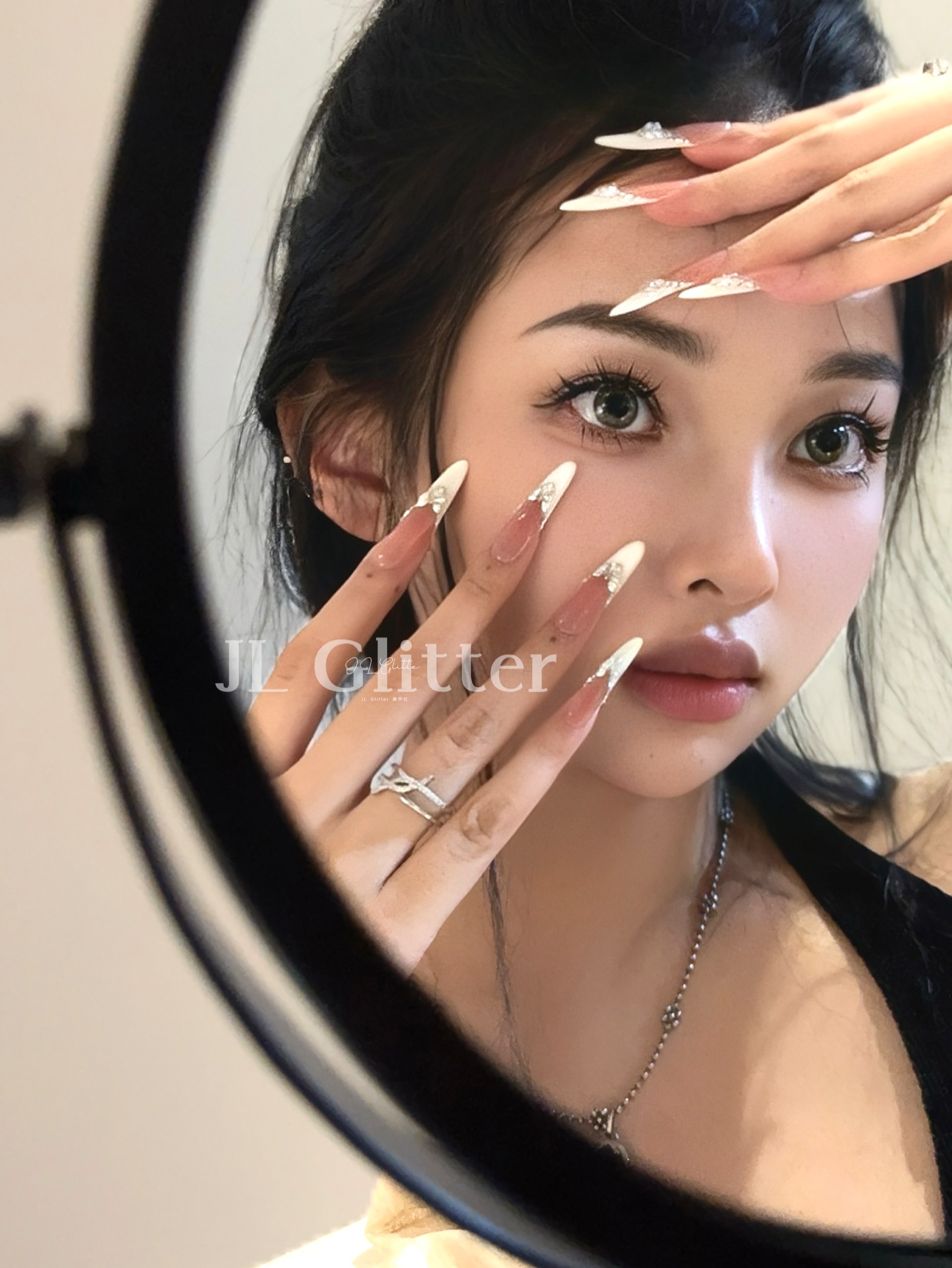وقد قام JL Glitter بارتداء دروعي رفيع المستوى مزود بدروع معدنية بيضاء وبمبالغ نقدية طويلة، وبثوب رفيع رفيع المستوى detail image 7