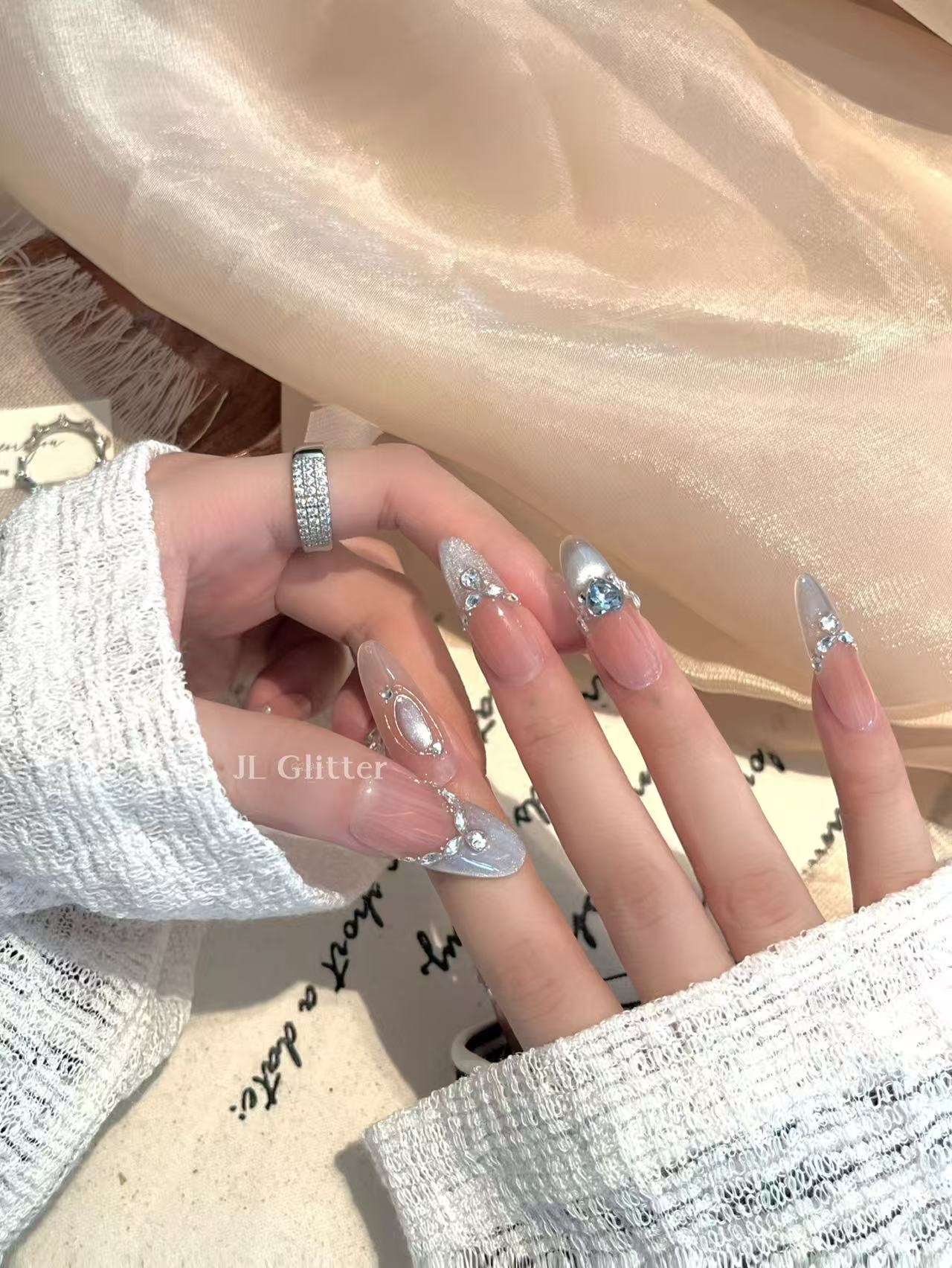 JL Glitter French cat-eye Pure handcrafted wearing armor, stunning sparkling diamond nail art, whitening and high-end wearing armor Application Scenario