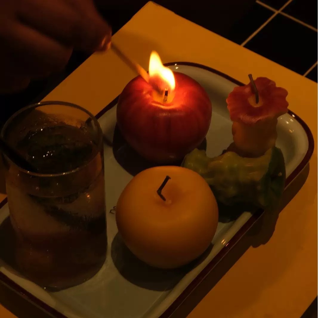 Fruit ornaments, hand-painted apple-shaped scented candles, bite into a bite of fruit, high-end creative festival gifts Specification image