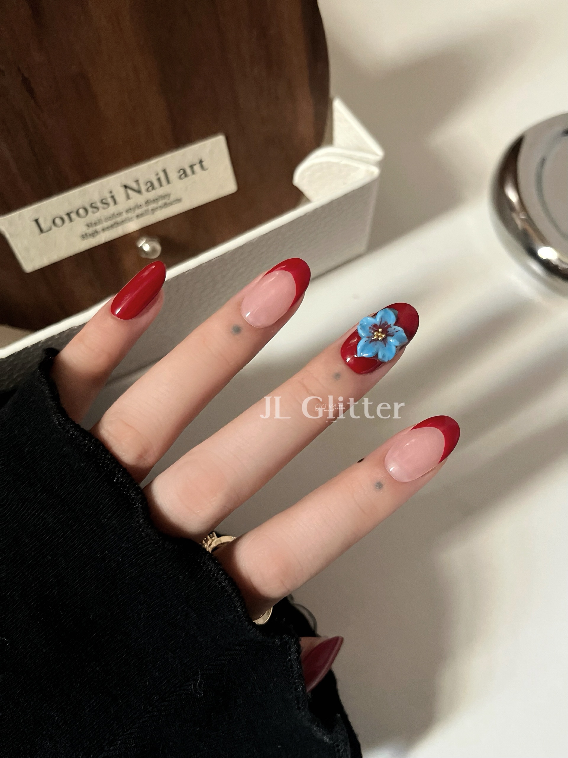 JL Glitter Hot Girl's pure handcrafted armor features red French carvings that accentuate white nail art, a sweet and cool retro outfit Item Picture