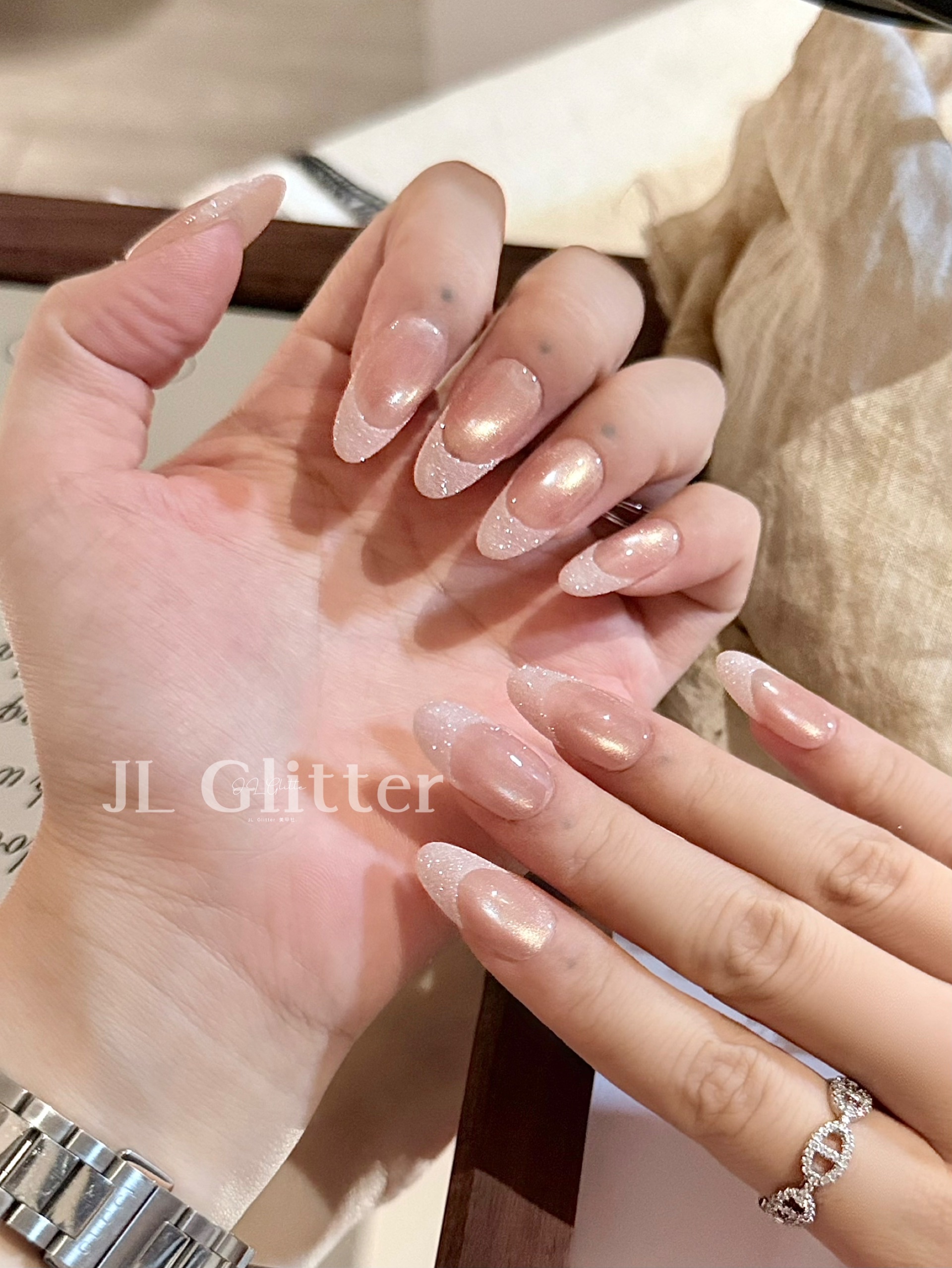 أما النموذج الجديد (JL Glitter)، وهو عبارة عن دروع يدوية الصنع، فهو عبارة عن دروع بيضاء متطورة