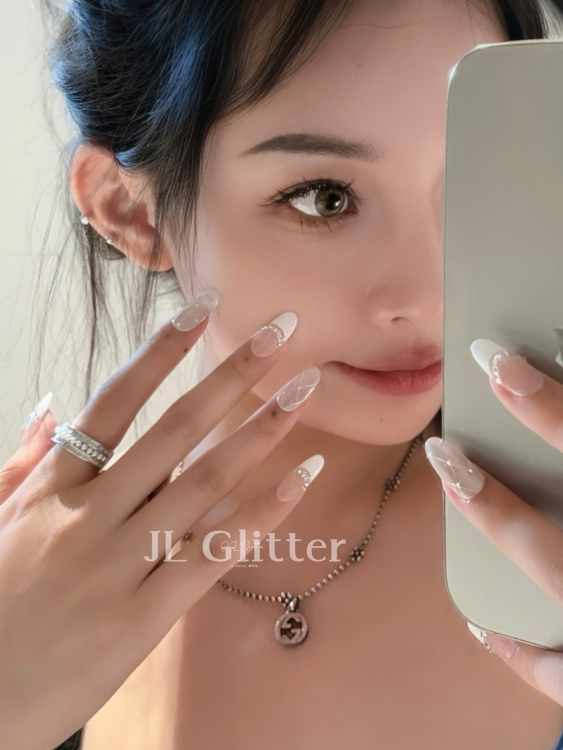 JL Glitter's new handcrafted wearable nail polish features a French light luxury style and is simple yet sophisticated Application Scenario
