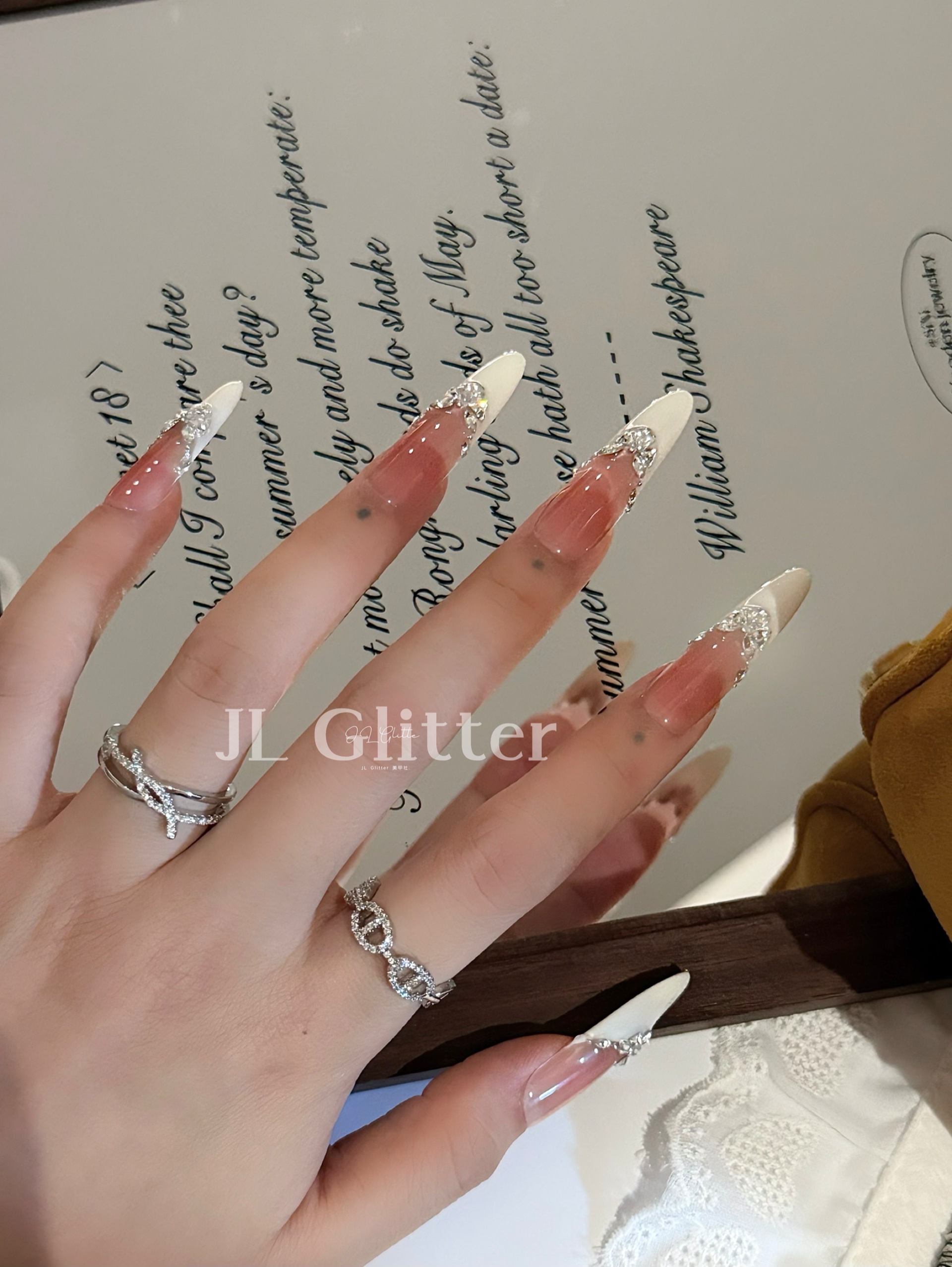وقد قام JL Glitter بارتداء دروعي رفيع المستوى مزود بدروع معدنية بيضاء وبمبالغ نقدية طويلة، وبثوب رفيع رفيع المستوى detail image 8