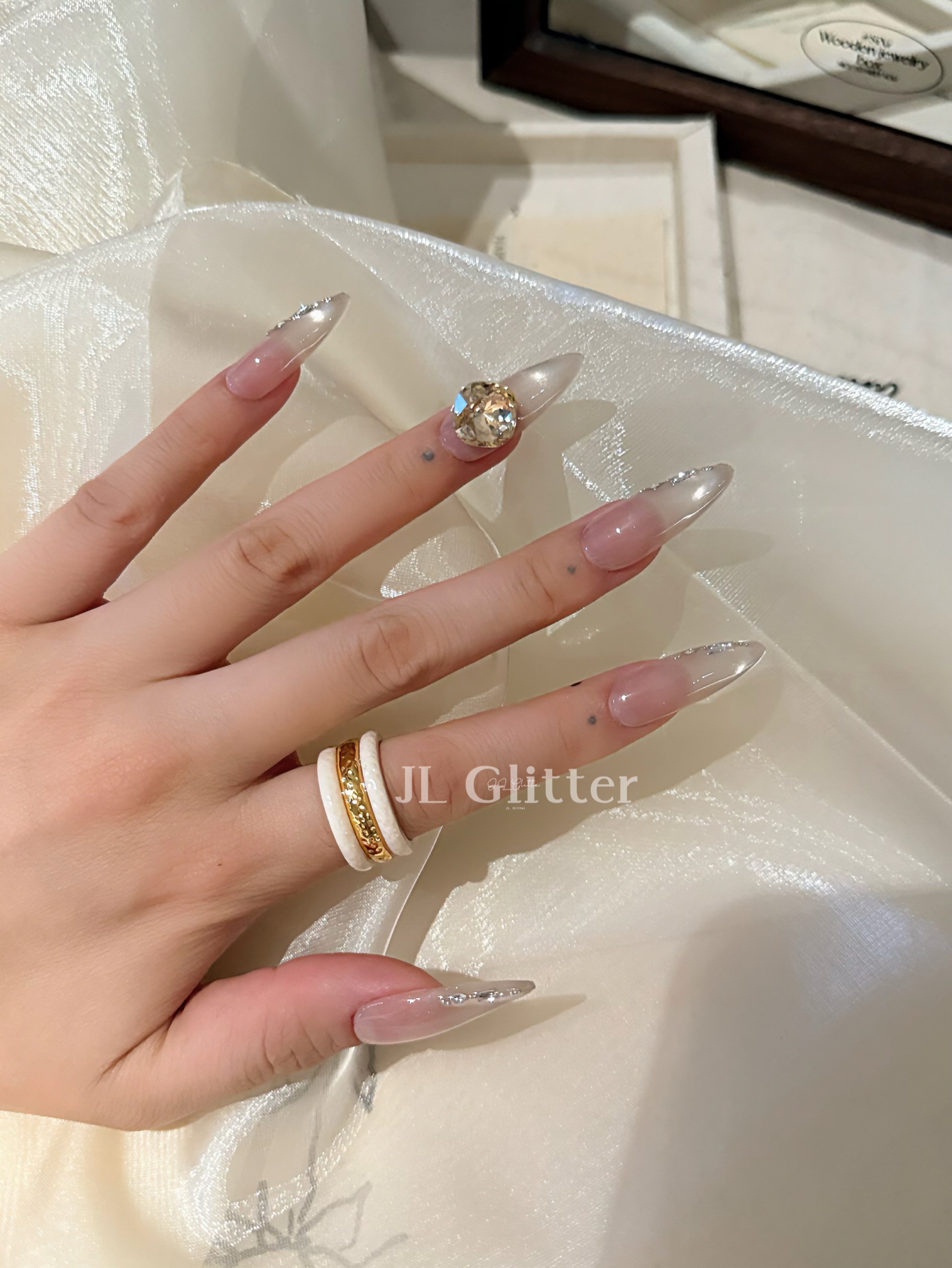 JL Glitter gentle, pure handcrafted wearing armor, light luxury, small diamonds, ins whitening nail art, nude pointed tip wearing armor details Picture