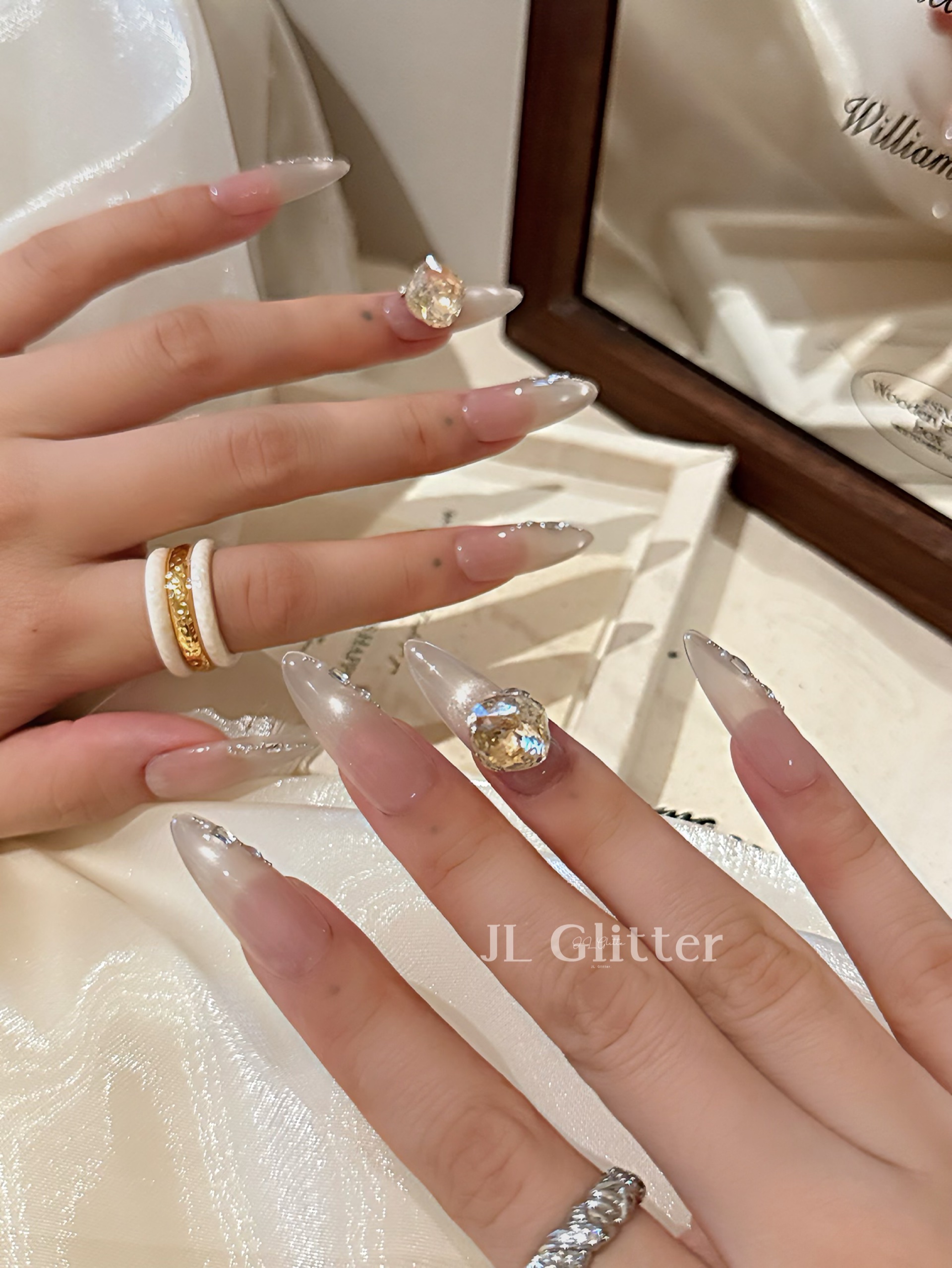 JL Glitter gentle, pure handcrafted wearing armor, light luxury, small diamonds, ins whitening nail art, nude pointed tip wearing armor detail image 3