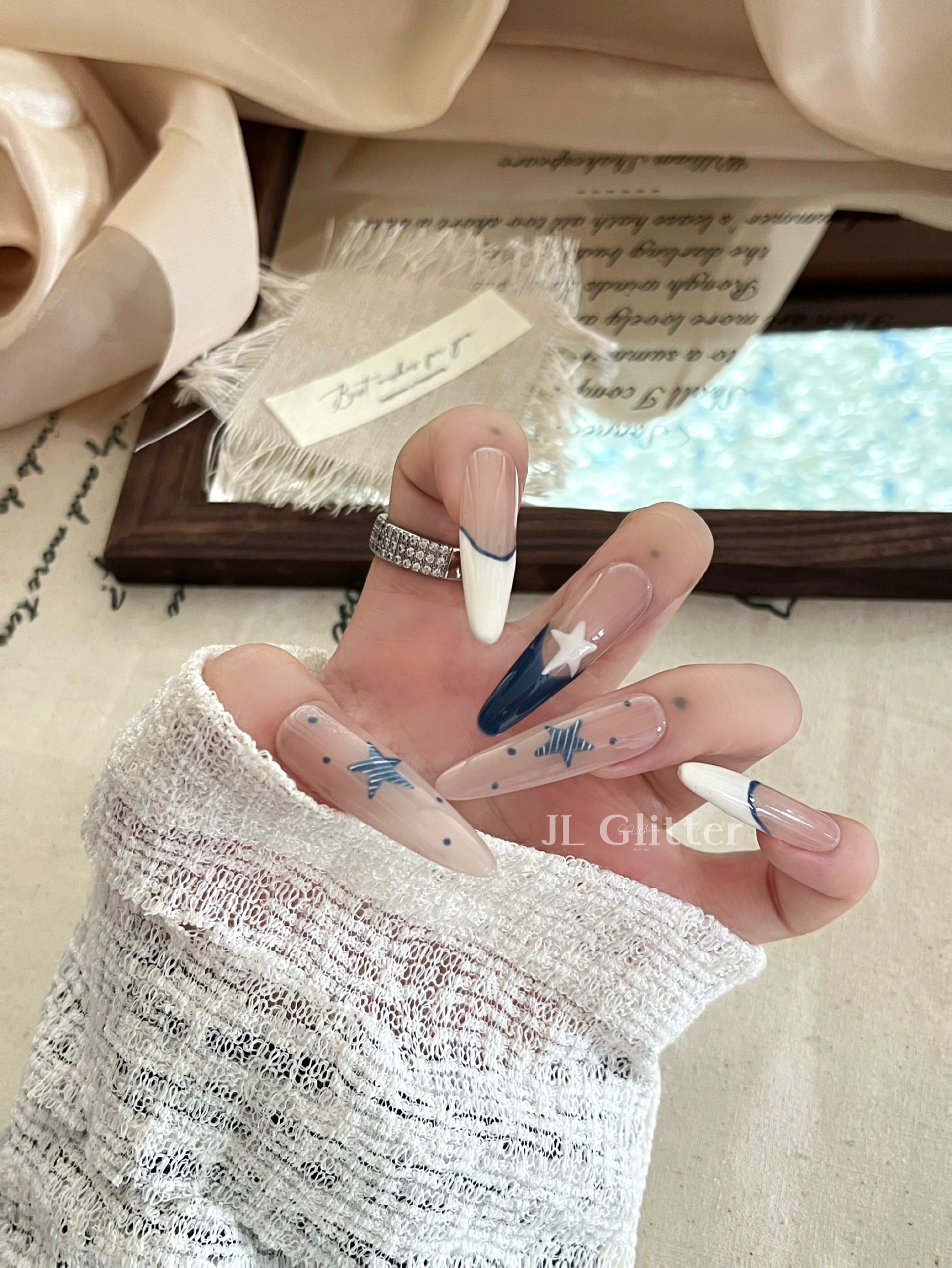 JL Glitter Blue Pure Handcrafted Wearable Nail Polish Long French Nail Polish Blue Star Whitening High-end Wearable Nail polish Item Picture