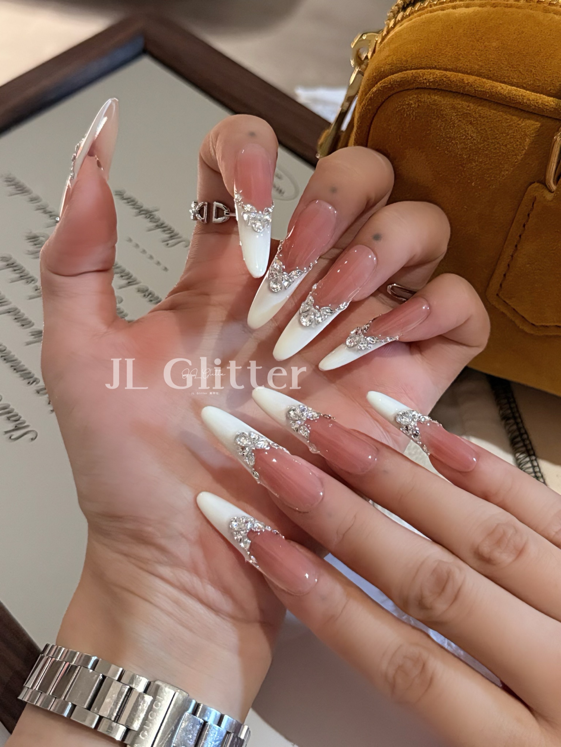 وقد قام JL Glitter بارتداء دروعي رفيع المستوى مزود بدروع معدنية بيضاء وبمبالغ نقدية طويلة، وبثوب رفيع رفيع المستوى Specification image