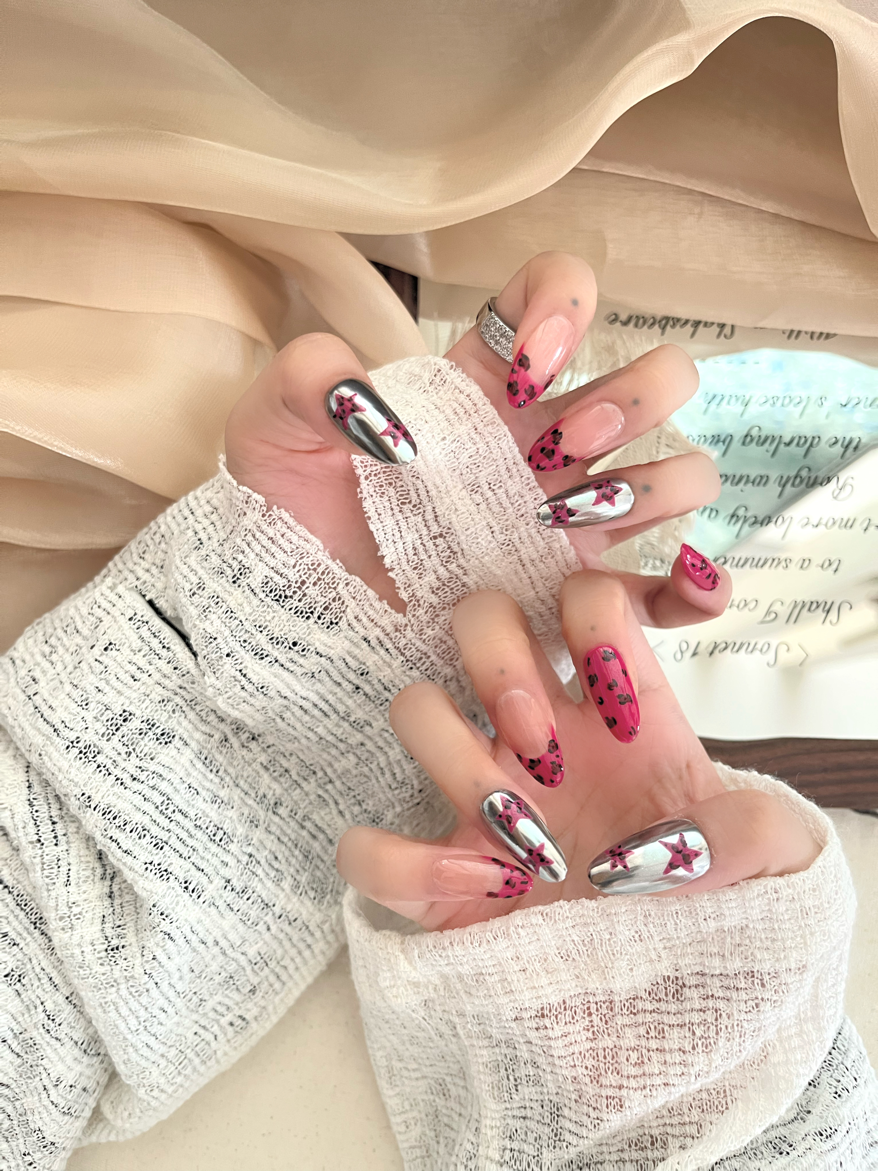 JL Glitter high-end pure handcrafted wearing methyldopamine pink leopard print nail art Star whitening wearing nail detail image 3