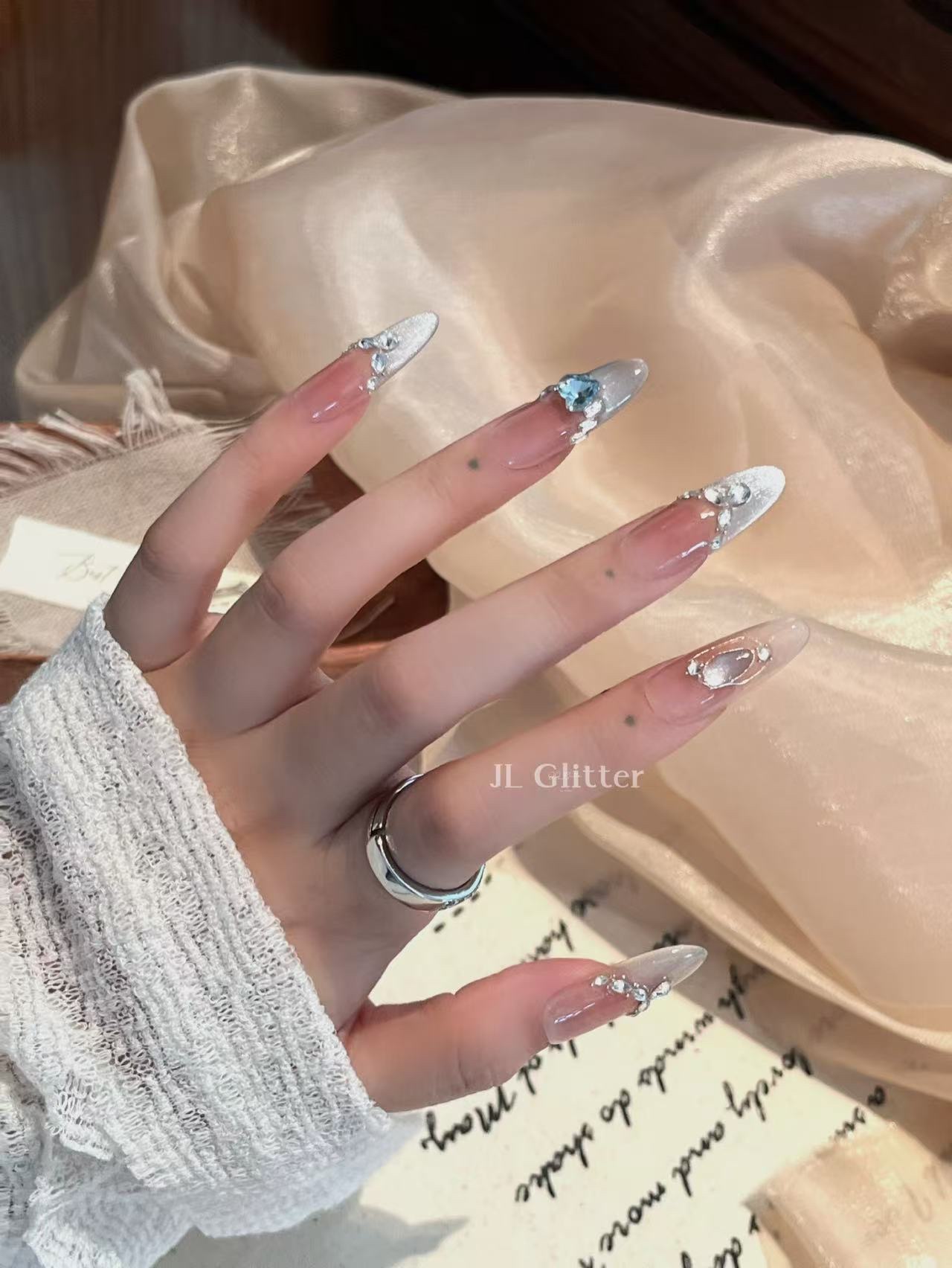 JL Glitter French cat-eye Pure handcrafted wearing armor, stunning sparkling diamond nail art, whitening and high-end wearing armor detail image 7