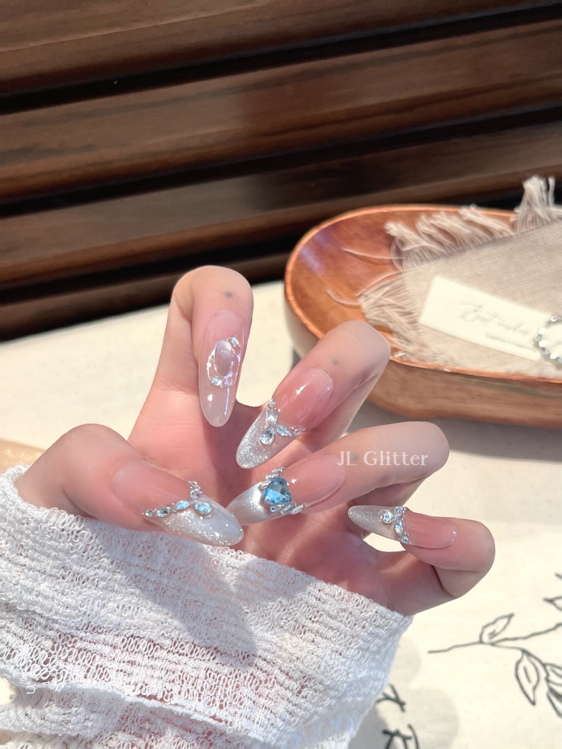 JL Glitter French cat-eye Pure handcrafted wearing armor, stunning sparkling diamond nail art, whitening and high-end wearing armor